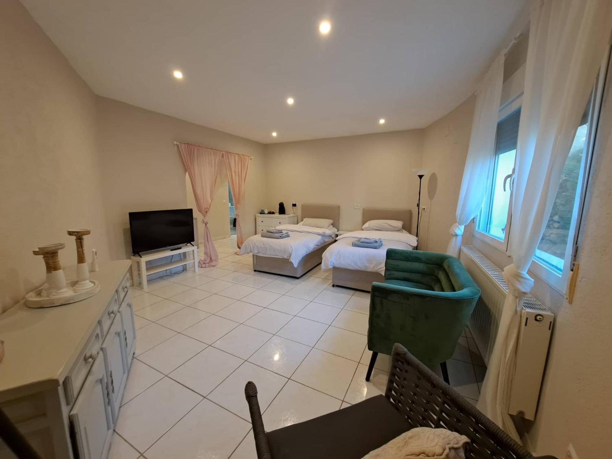 Deluxe Family Suite photo 3