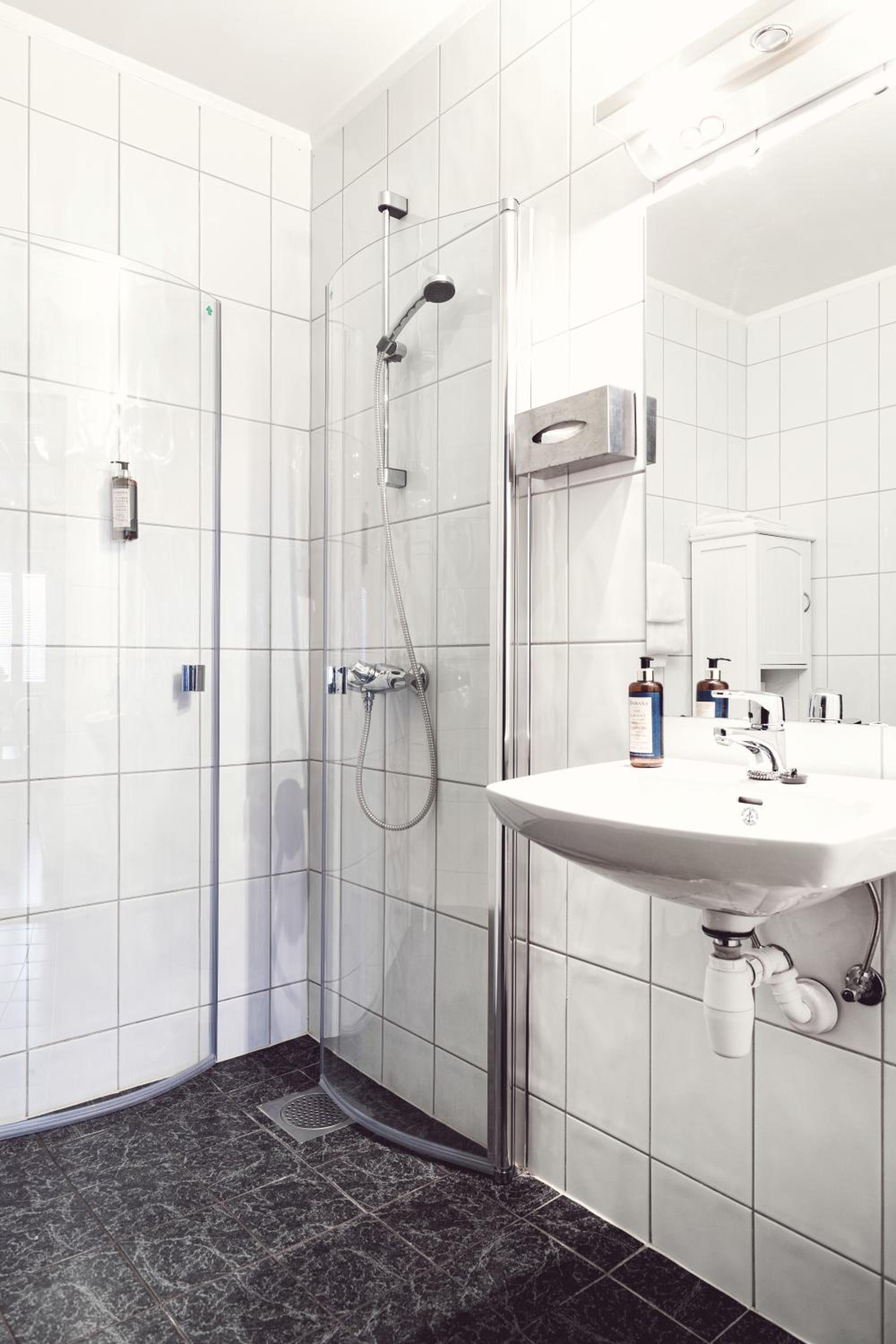 Standard Double Room - Photo 11