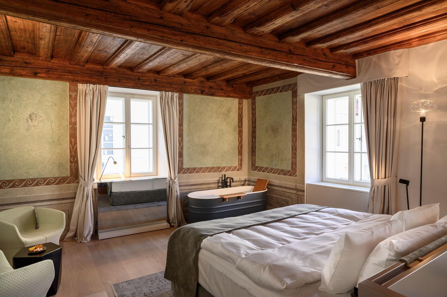 Deluxe Double Room with Bath - Photo 3
