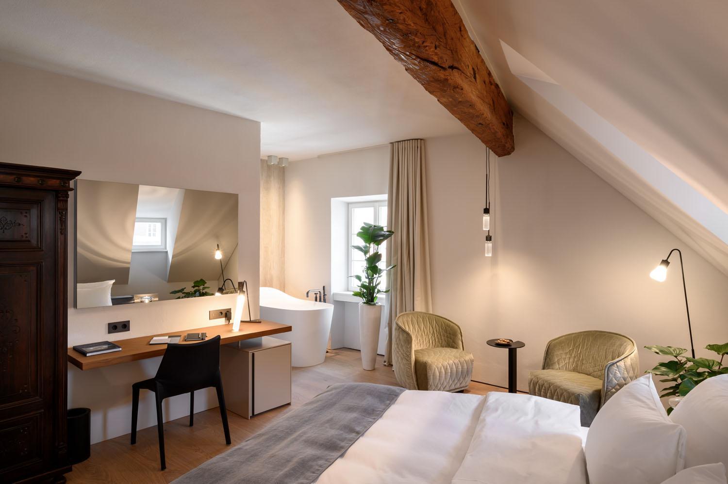Deluxe Double Room with Bath - Photo 2