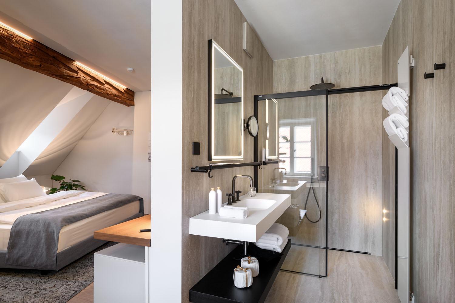 Deluxe Double Room with Bath - Photo 6