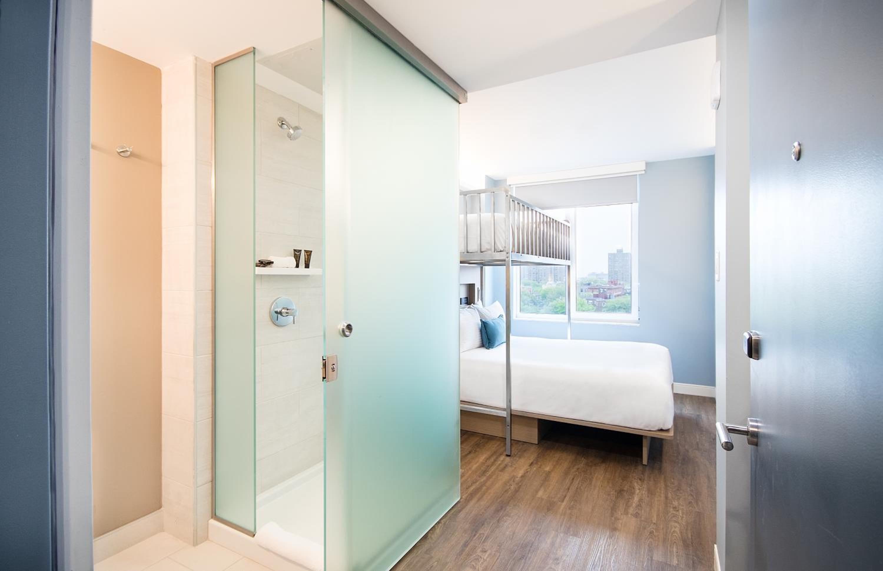 1 Queen and 1 Twin Bunk Bed, Deluxe Room, Non-Smoking - Photo 8