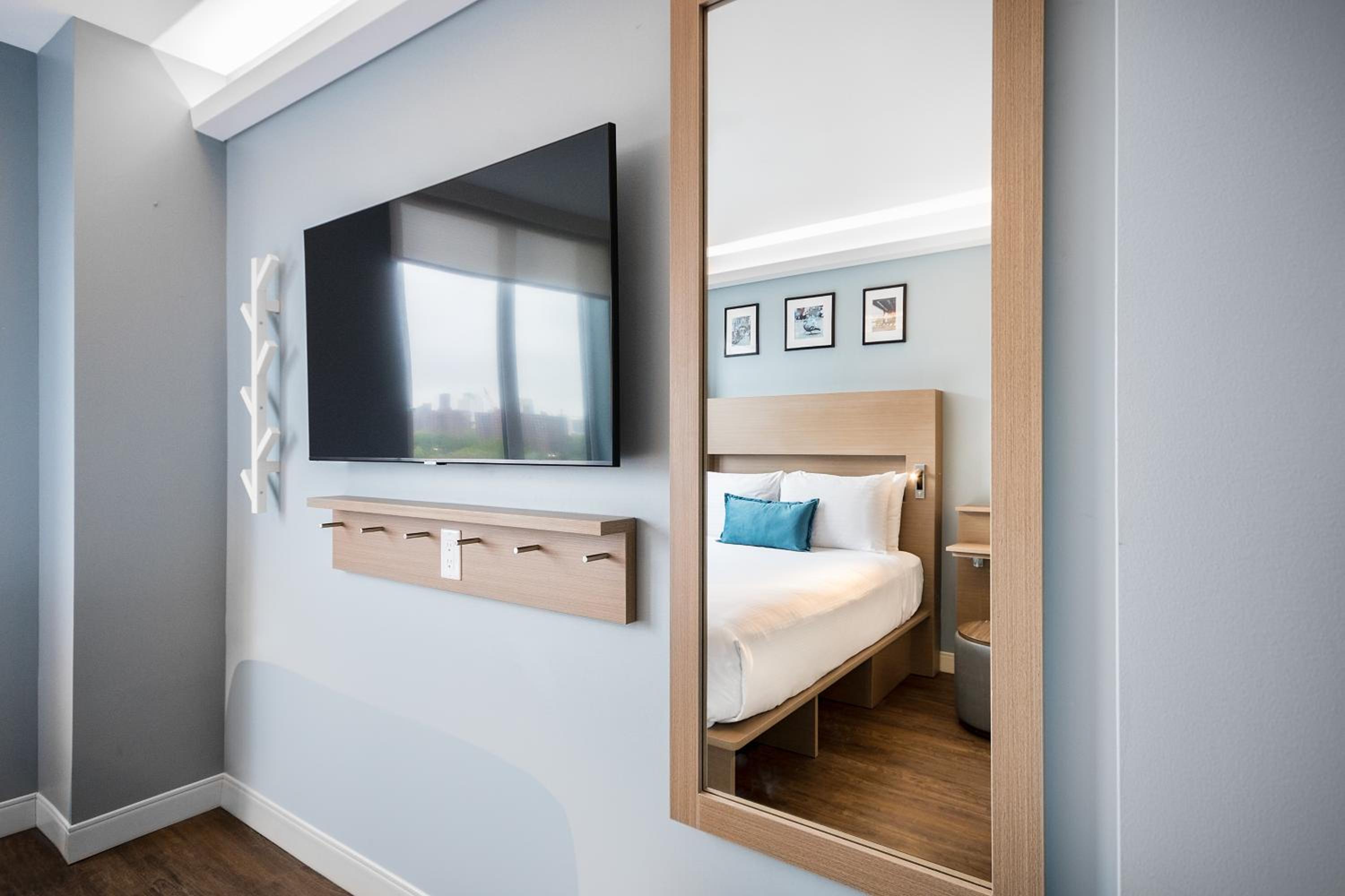 Deluxe Queen Room - Non-Smoking - Photo 7