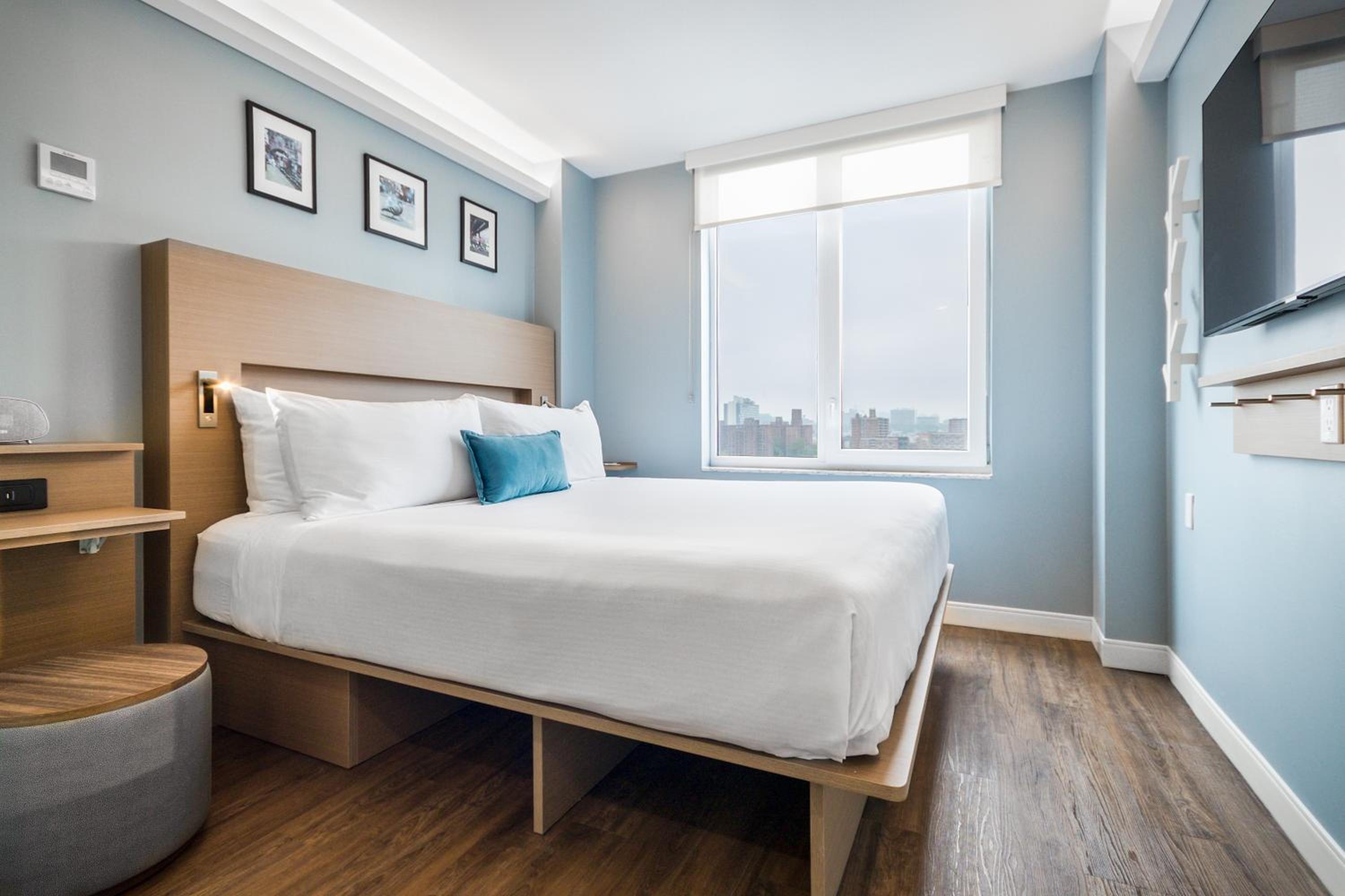 Deluxe King Room - Non-Smoking - Photo 1