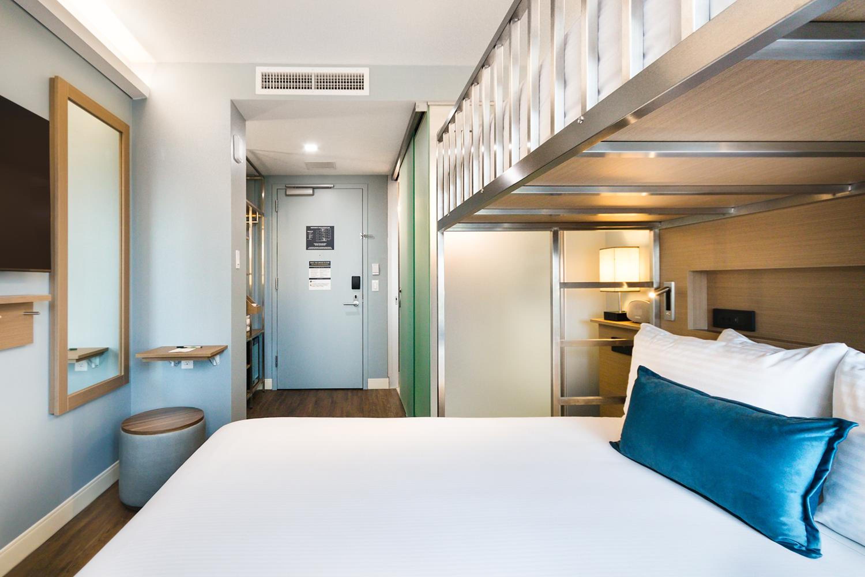 1 Queen and 1 Twin Bunk Bed, Deluxe Room, Non-Smoking - Photo 2
