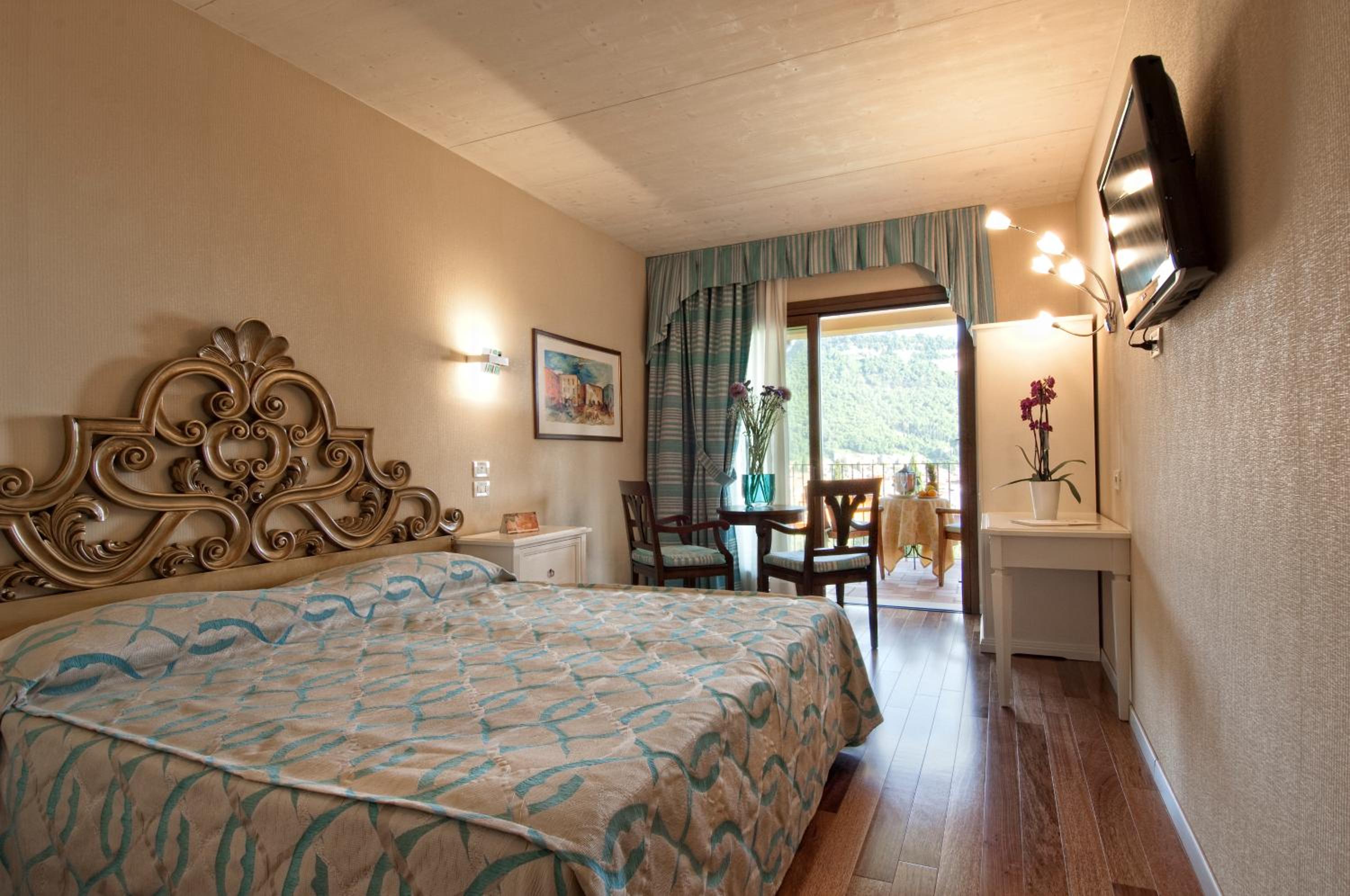 Junior Suite with Balcony - Photo 3