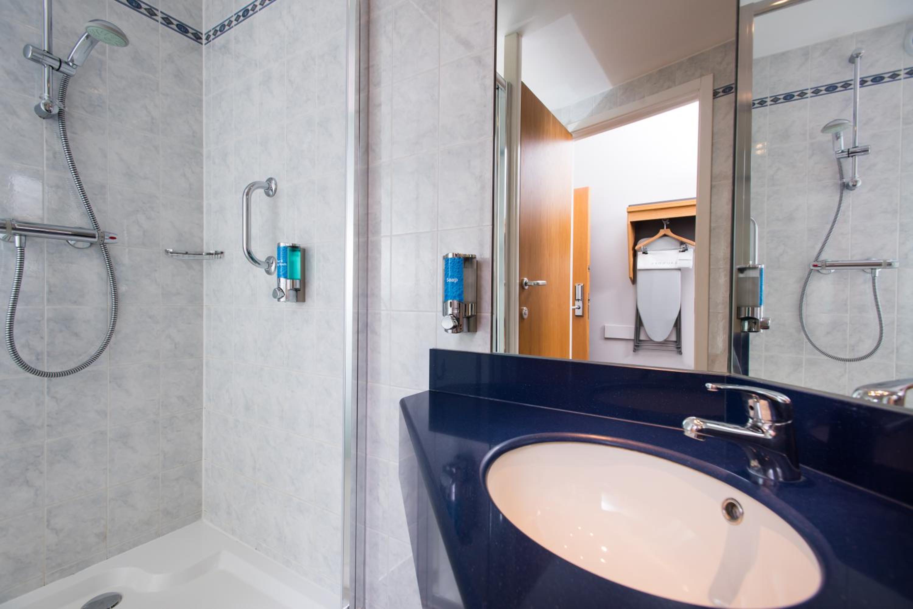 Standard Twin Room with Free Hot Breakfast - Photo 3