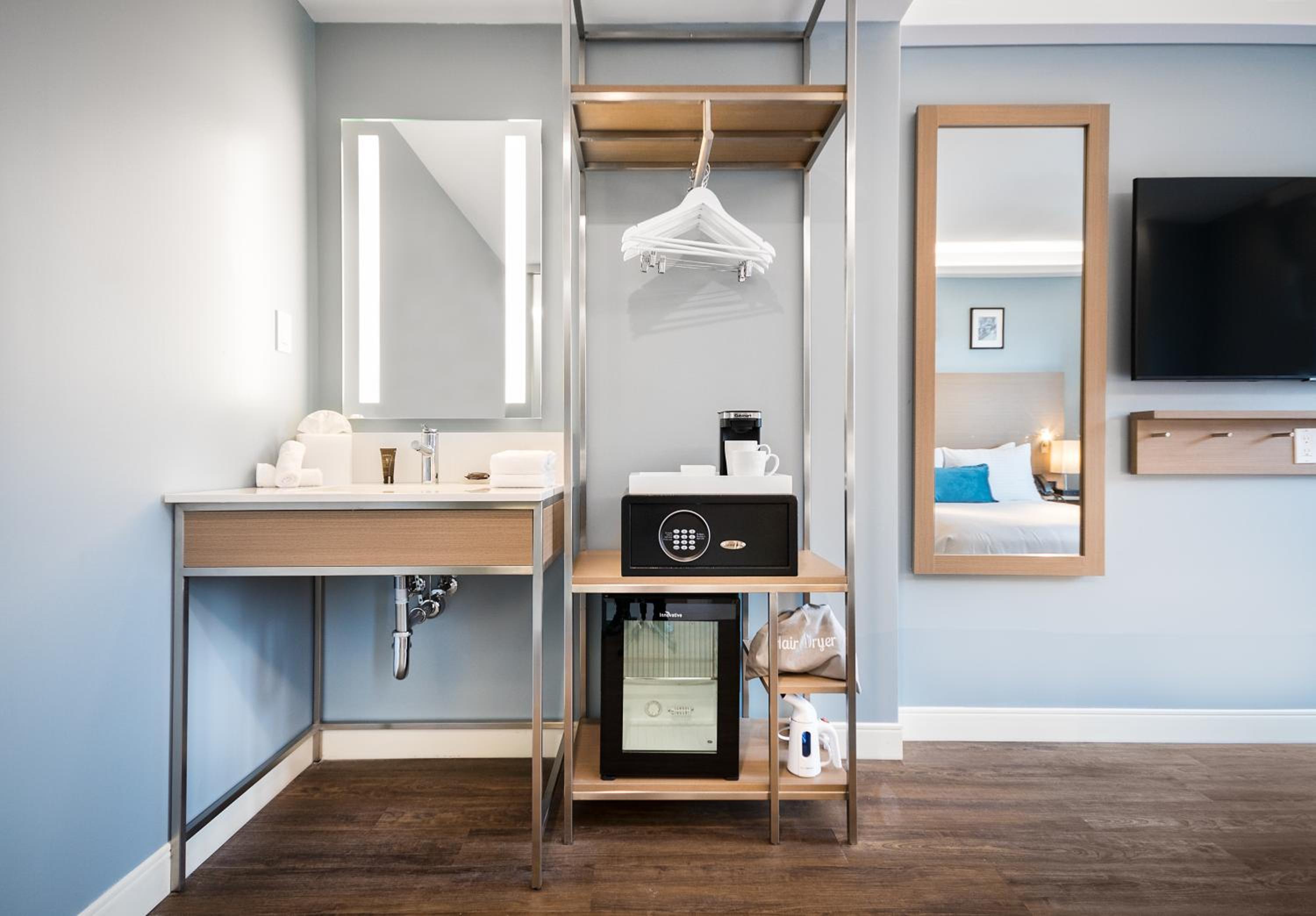 Deluxe Queen Room with Roll-in Shower - Mobility and Hearing Impaired Access/Non-Smoking - Photo 5