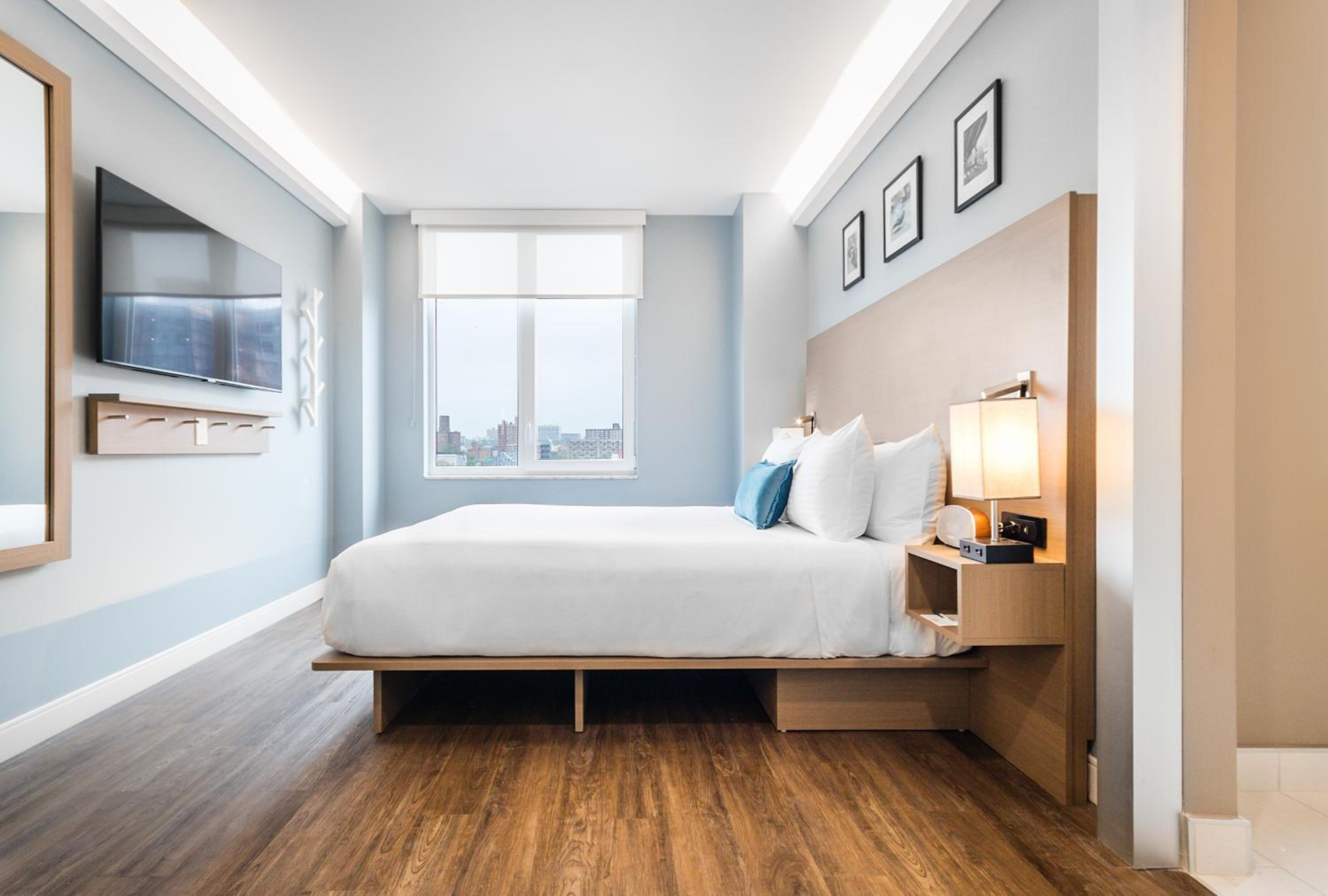 Deluxe Queen Room with Roll-in Shower - Mobility and Hearing Impaired Access/Non-Smoking - Photo 1