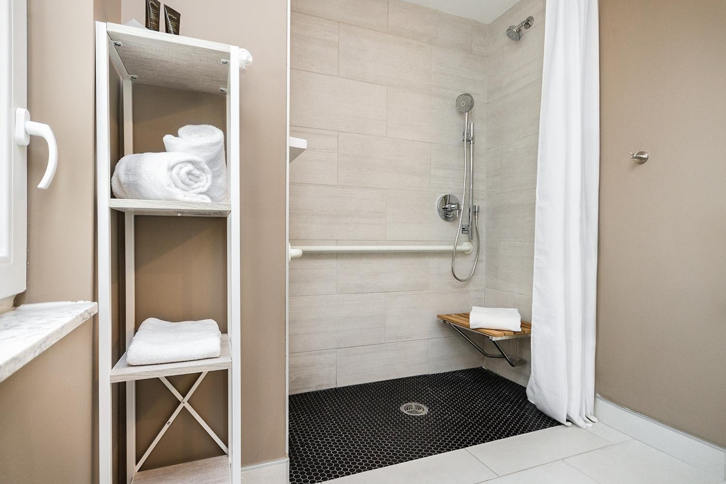 Deluxe Queen Room with Roll-in Shower - Mobility and Hearing Impaired Access/Non-Smoking - Photo 6