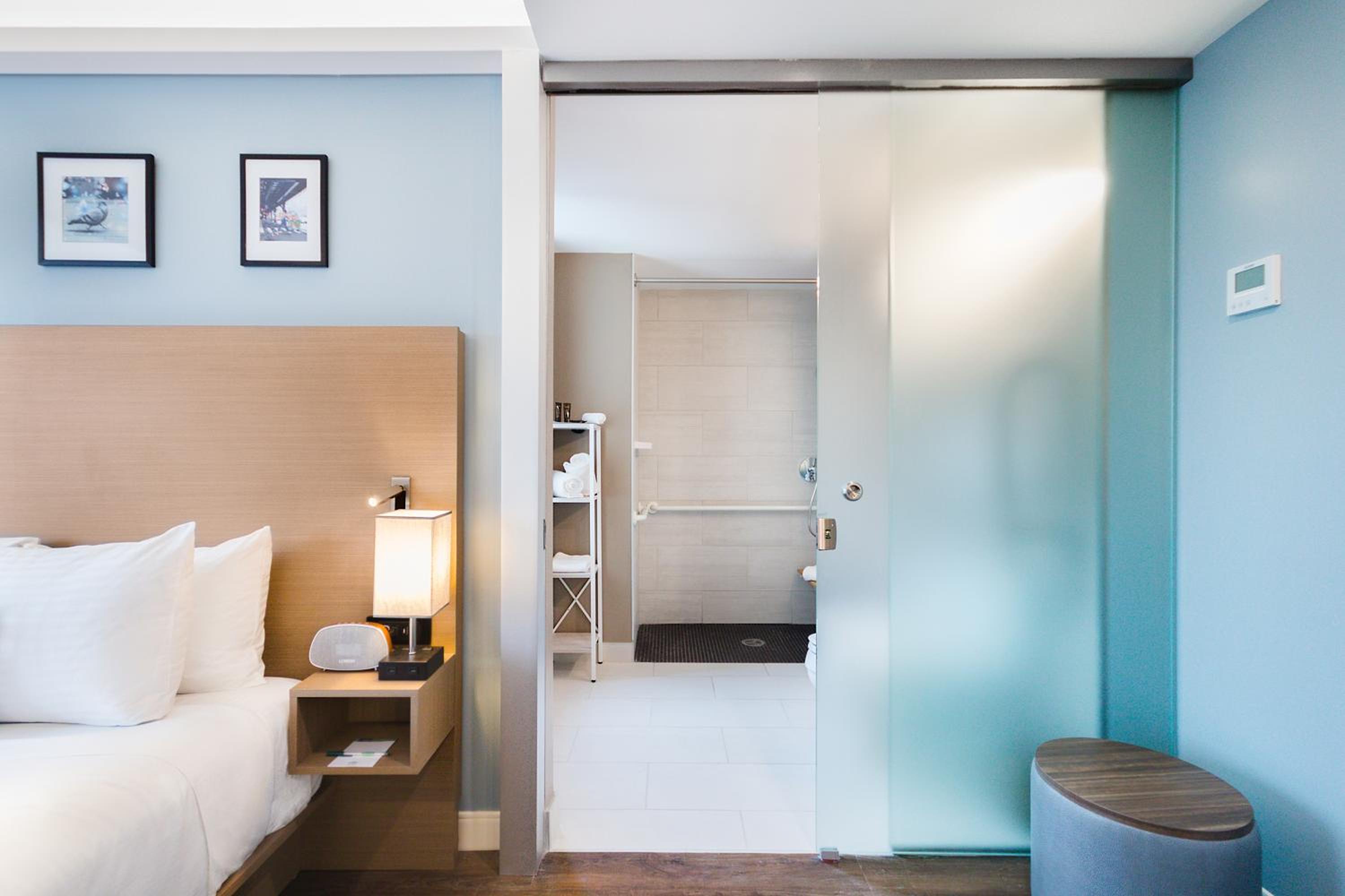 Deluxe Queen Room with Roll-in Shower - Mobility and Hearing Impaired Access/Non-Smoking - Photo 7