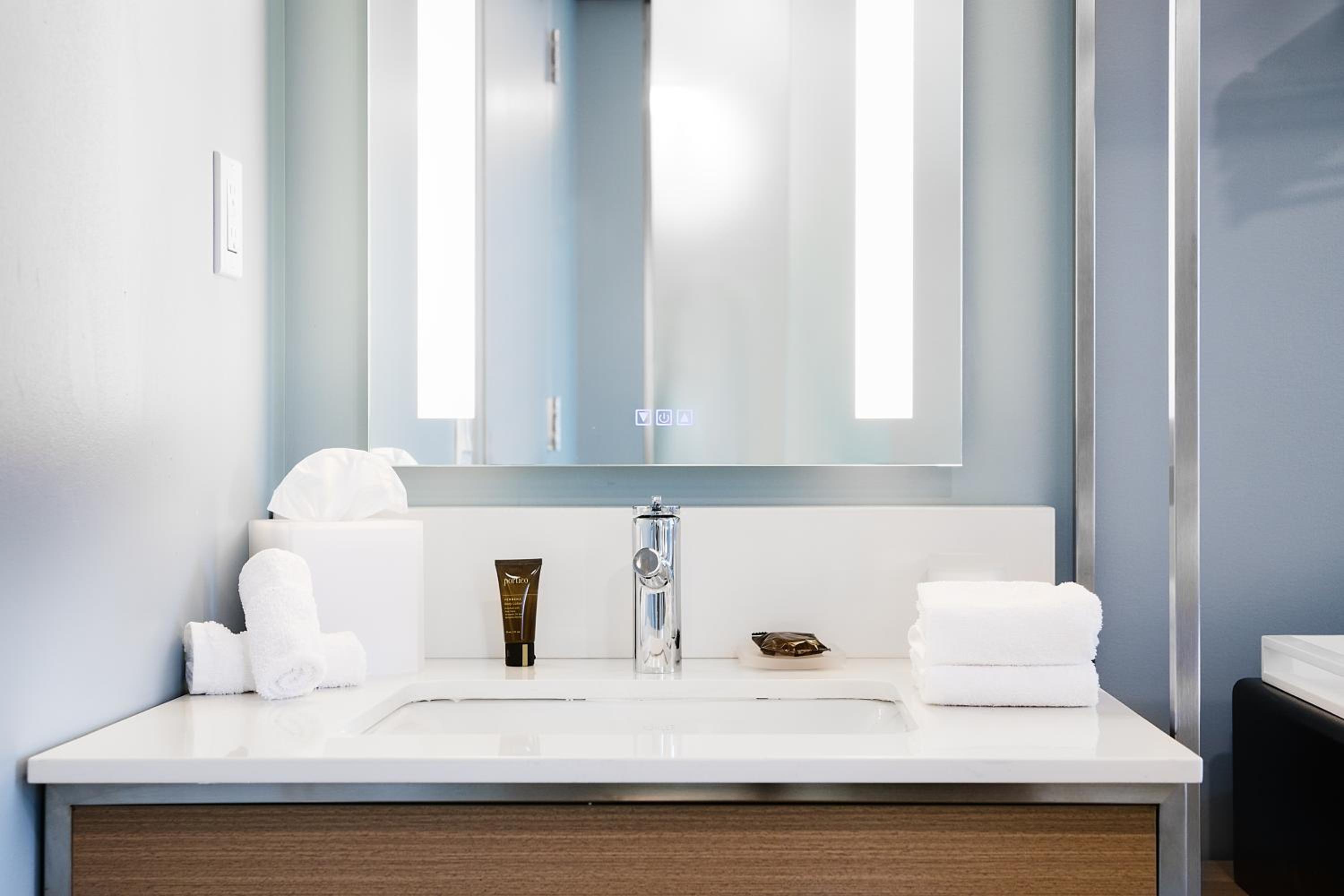 Deluxe Queen Room with Roll-in Shower - Mobility and Hearing Impaired Access/Non-Smoking - Photo 4