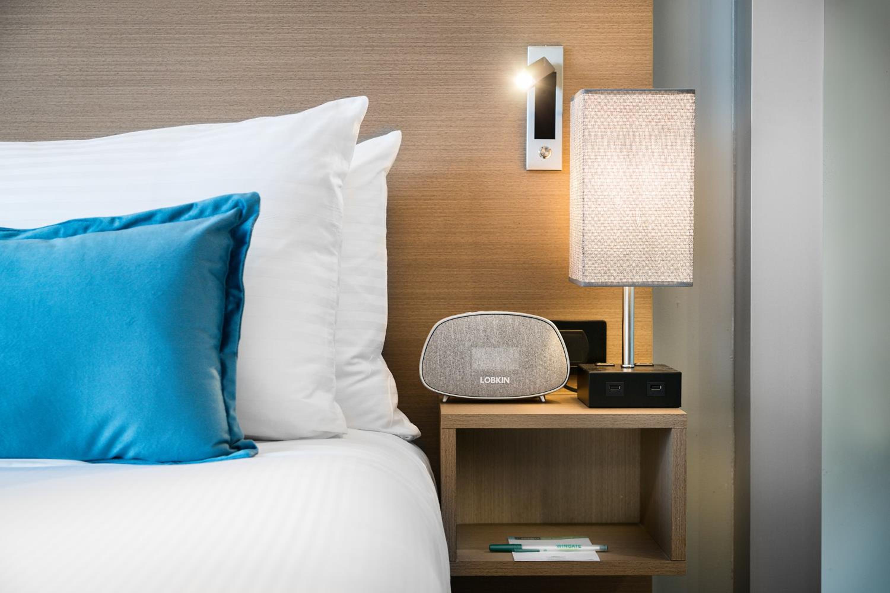 Deluxe Queen Room with Roll-in Shower - Mobility and Hearing Impaired Access/Non-Smoking - Photo 3