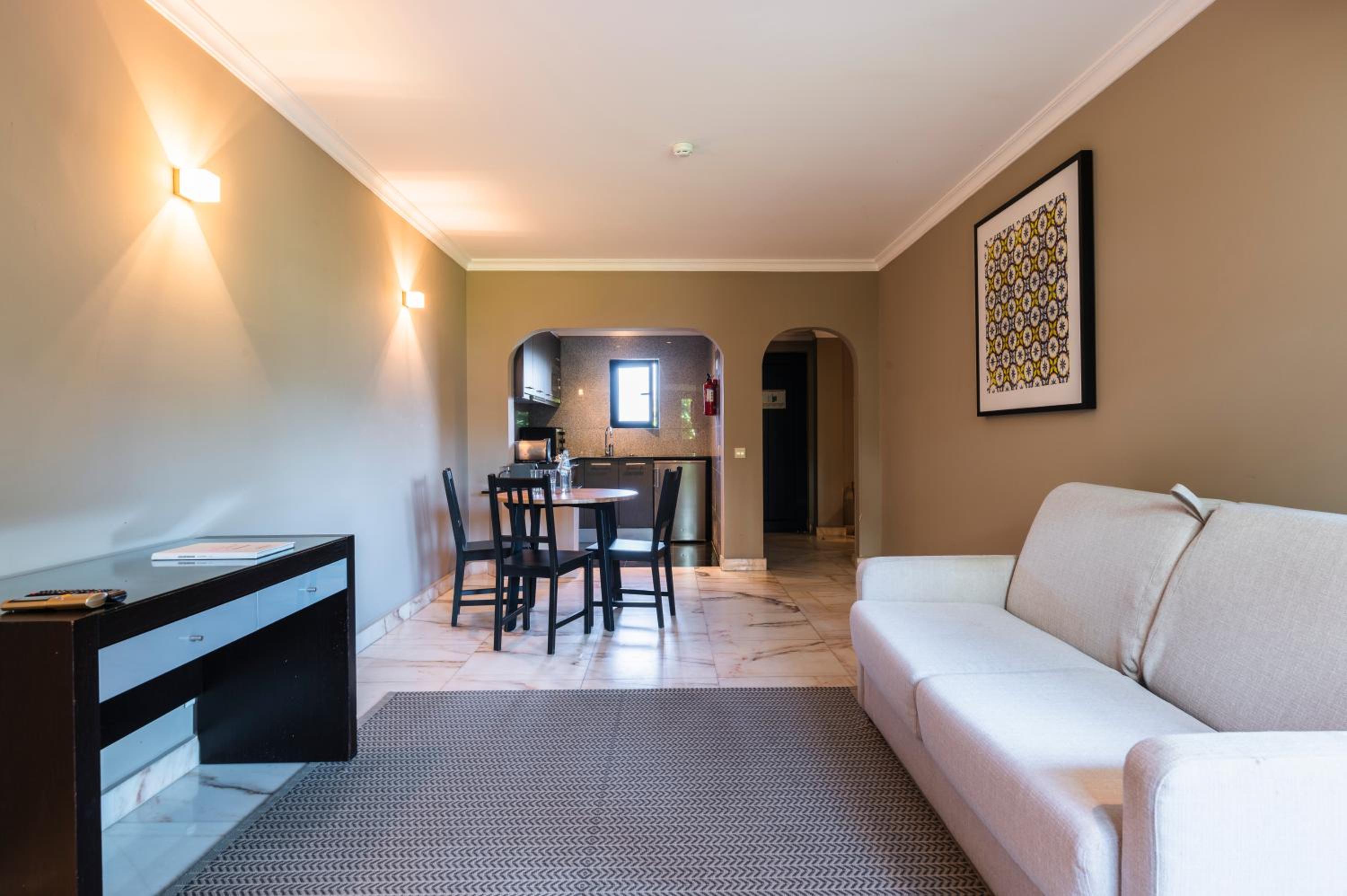Sunset Apartment thumbnail 5
