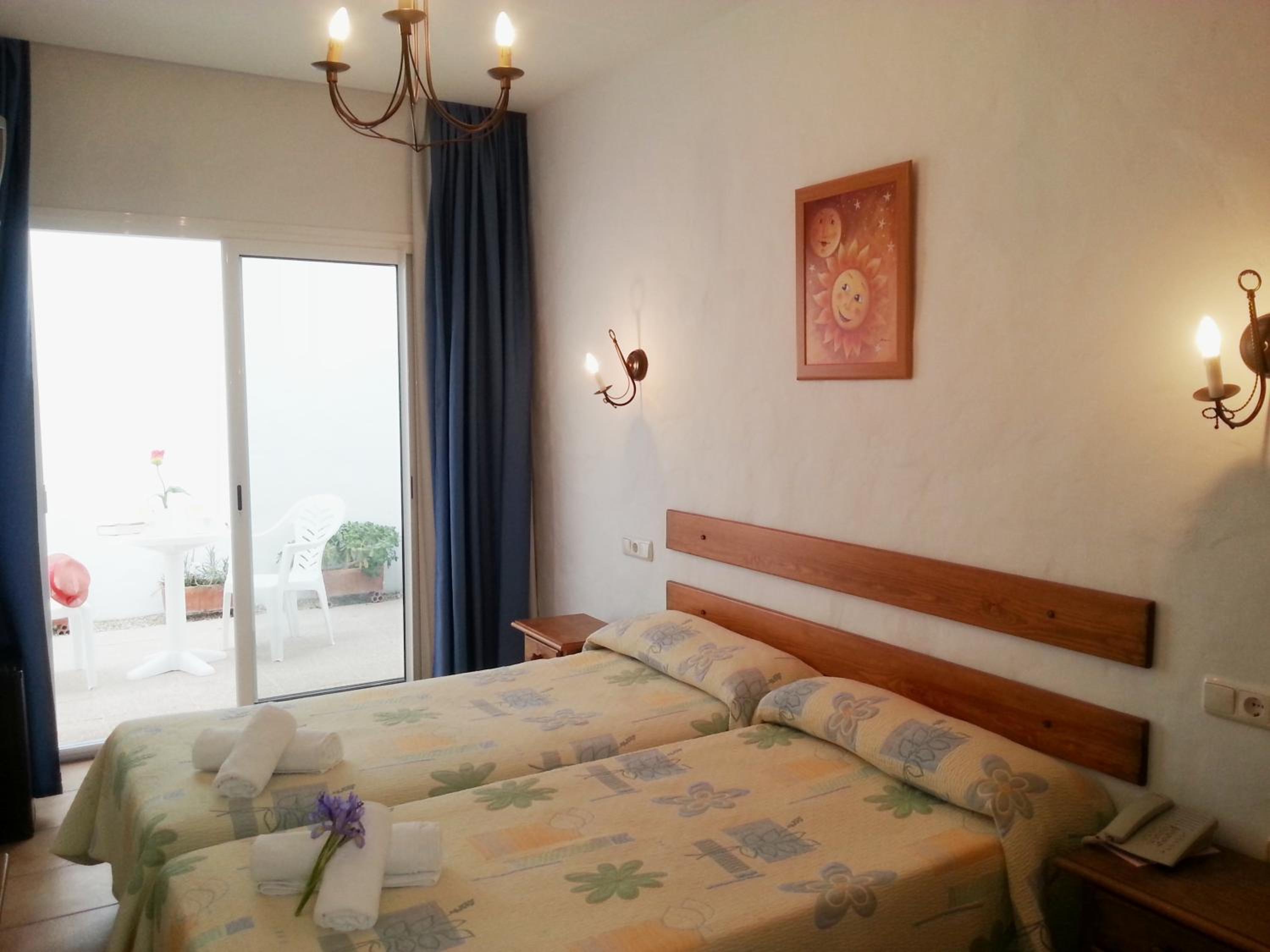 Twin Room with Courtyard - Photo 4