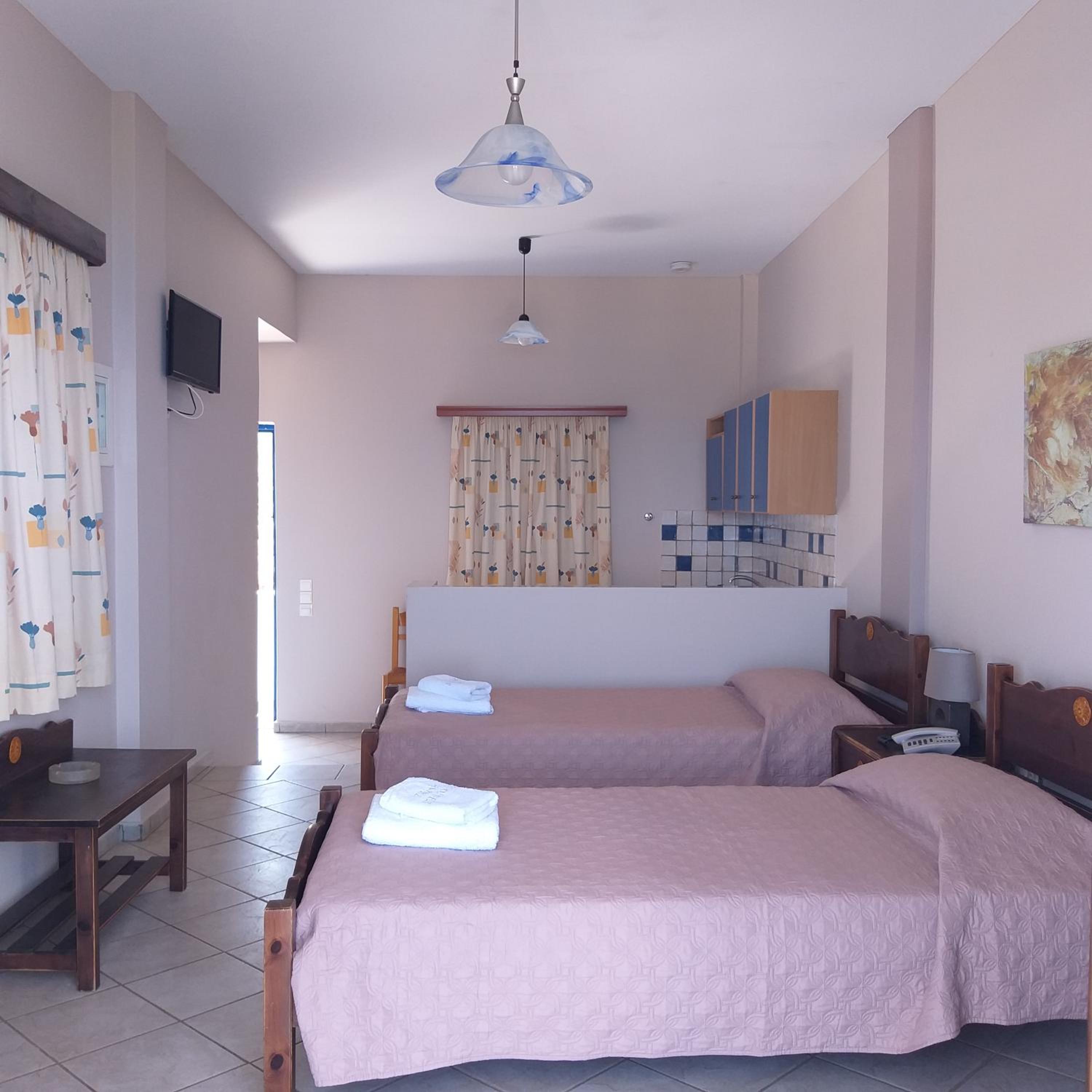 Standard Twin Room with Sea View - Photo 4