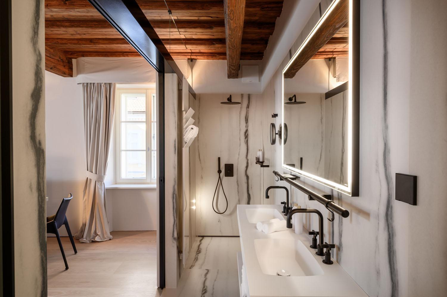 Deluxe Double Room with Bath - Photo 7