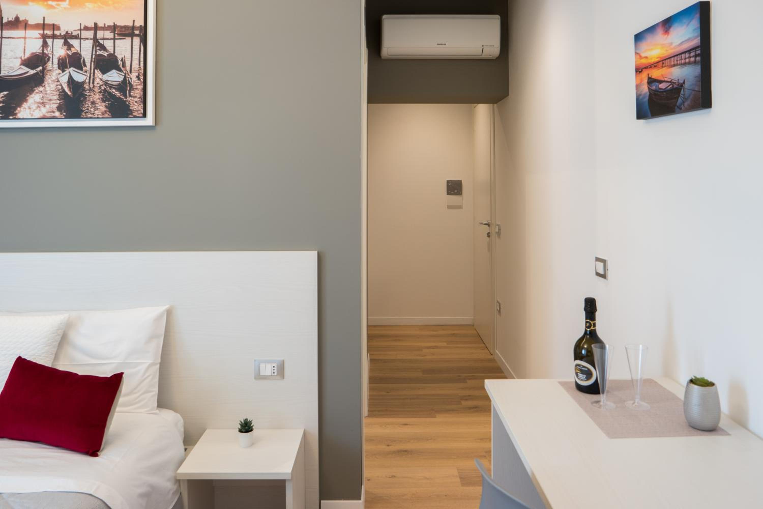 Deluxe Room (2 Adults + 1 Child) - Photo 7