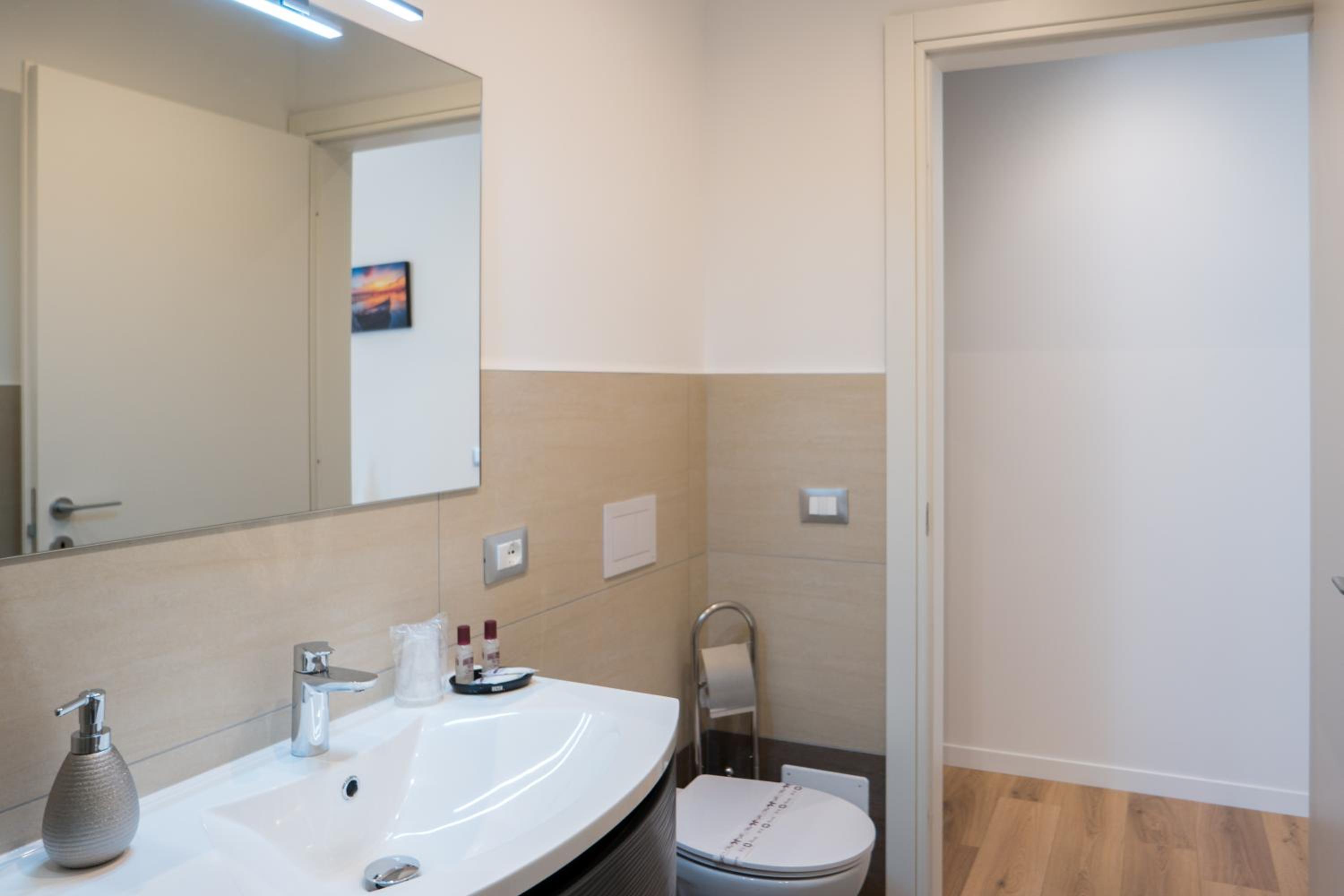 Deluxe Room (2 Adults + 1 Child) - Photo 8