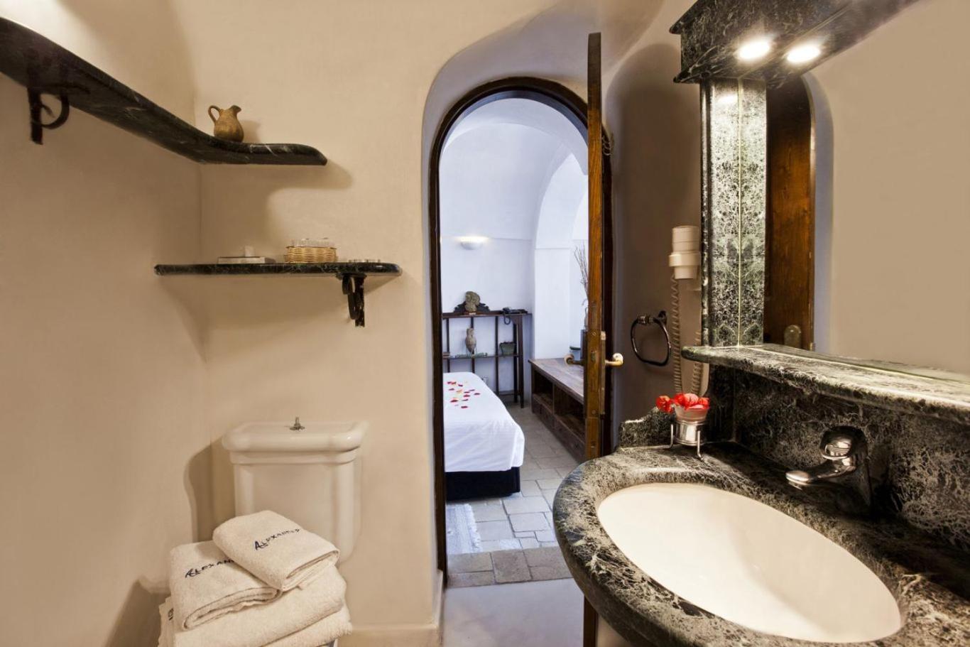 Family Cave Suite with Caldera View - Photo 4