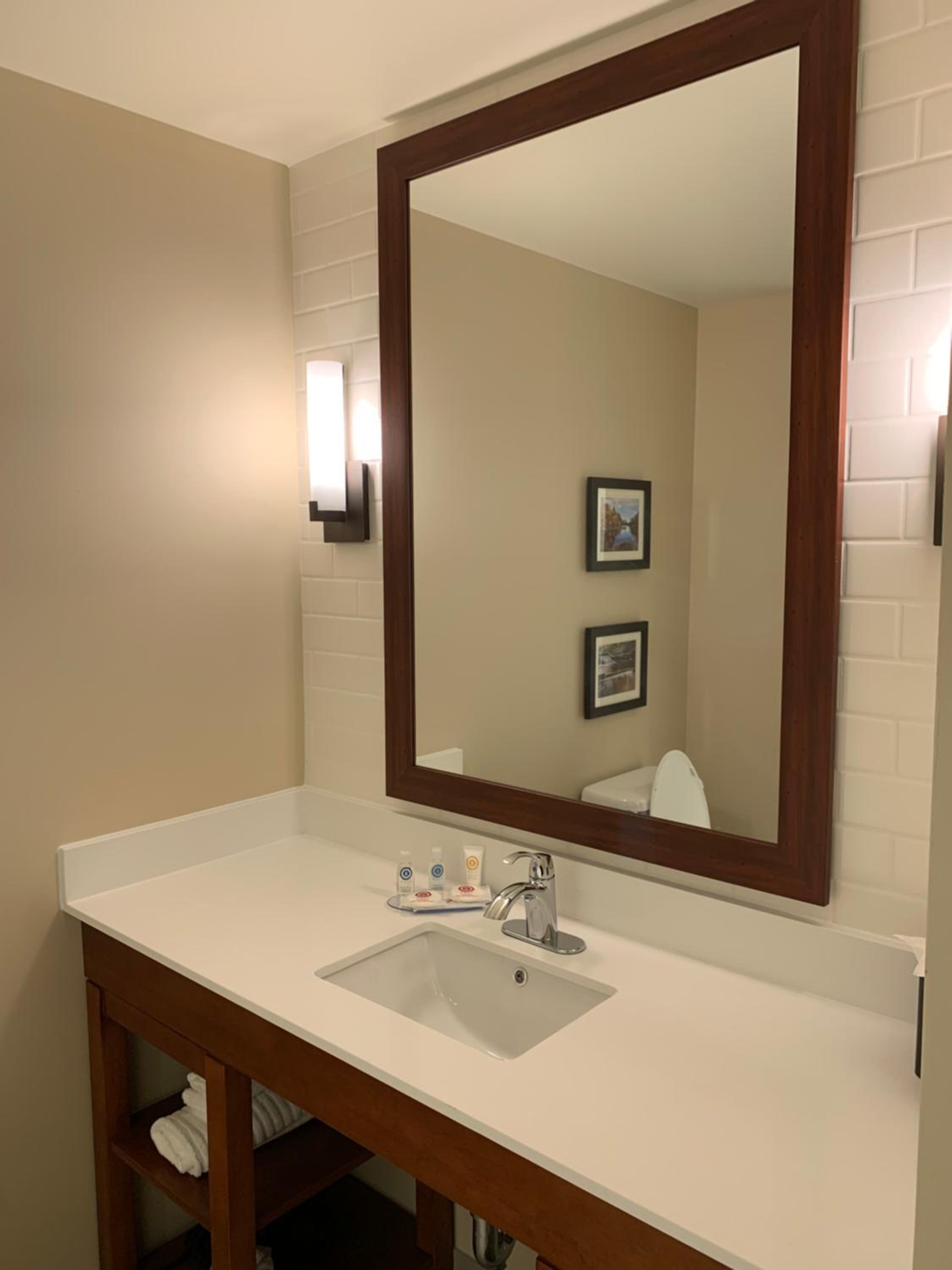 Standard Queen Room with Two Queen Beds - Non Smoking  - Photo 4