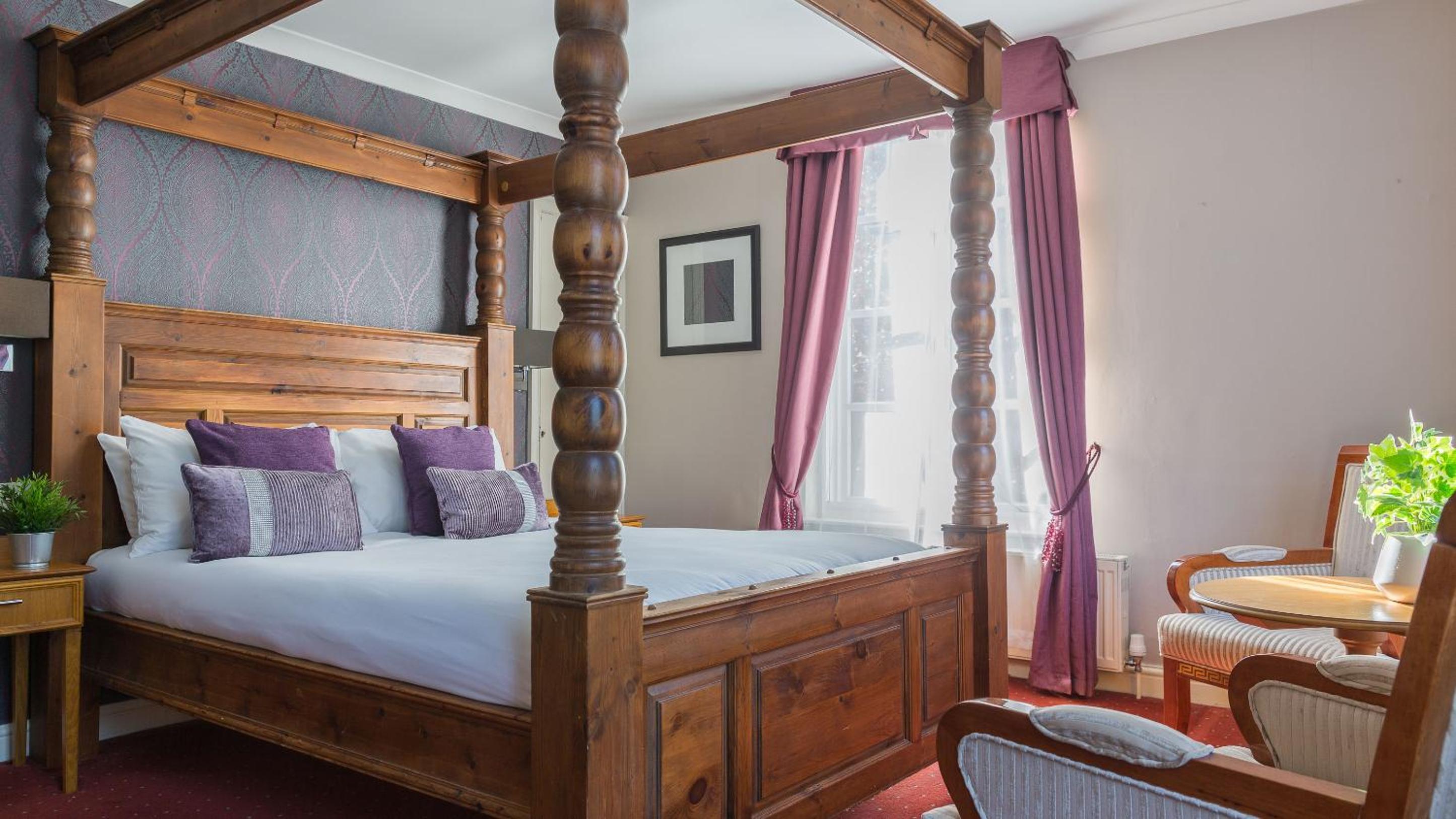 Four Poster - Photo 1