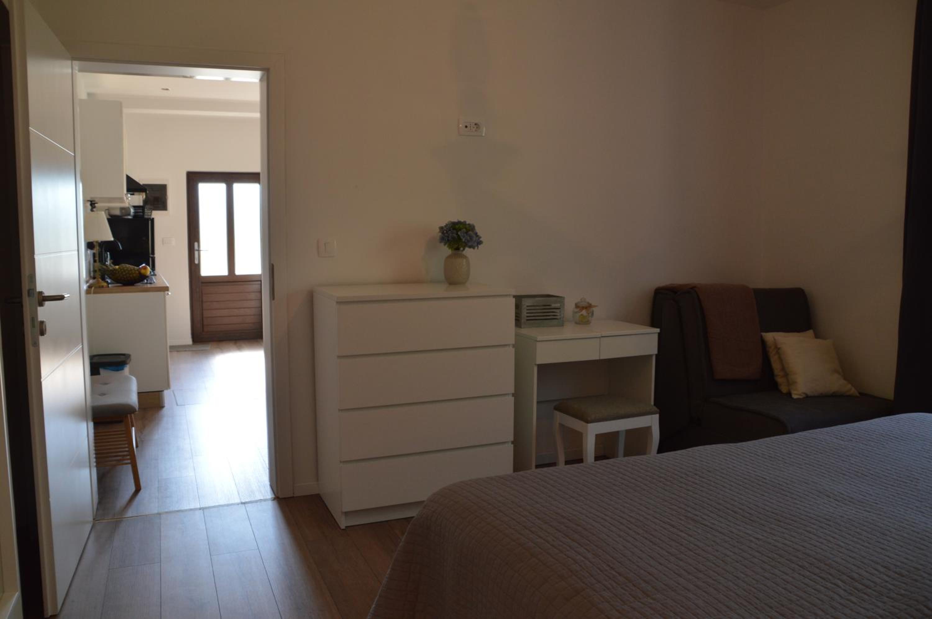 One-Bedroom Apartment photo 1