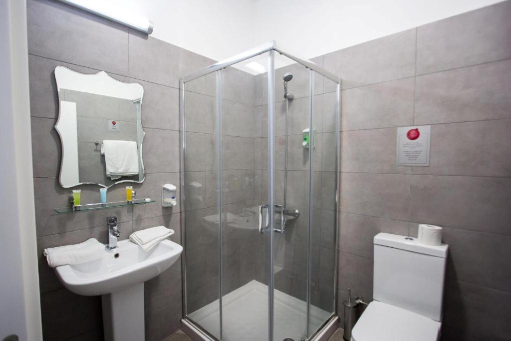 Double or Twin Room - Photo 3