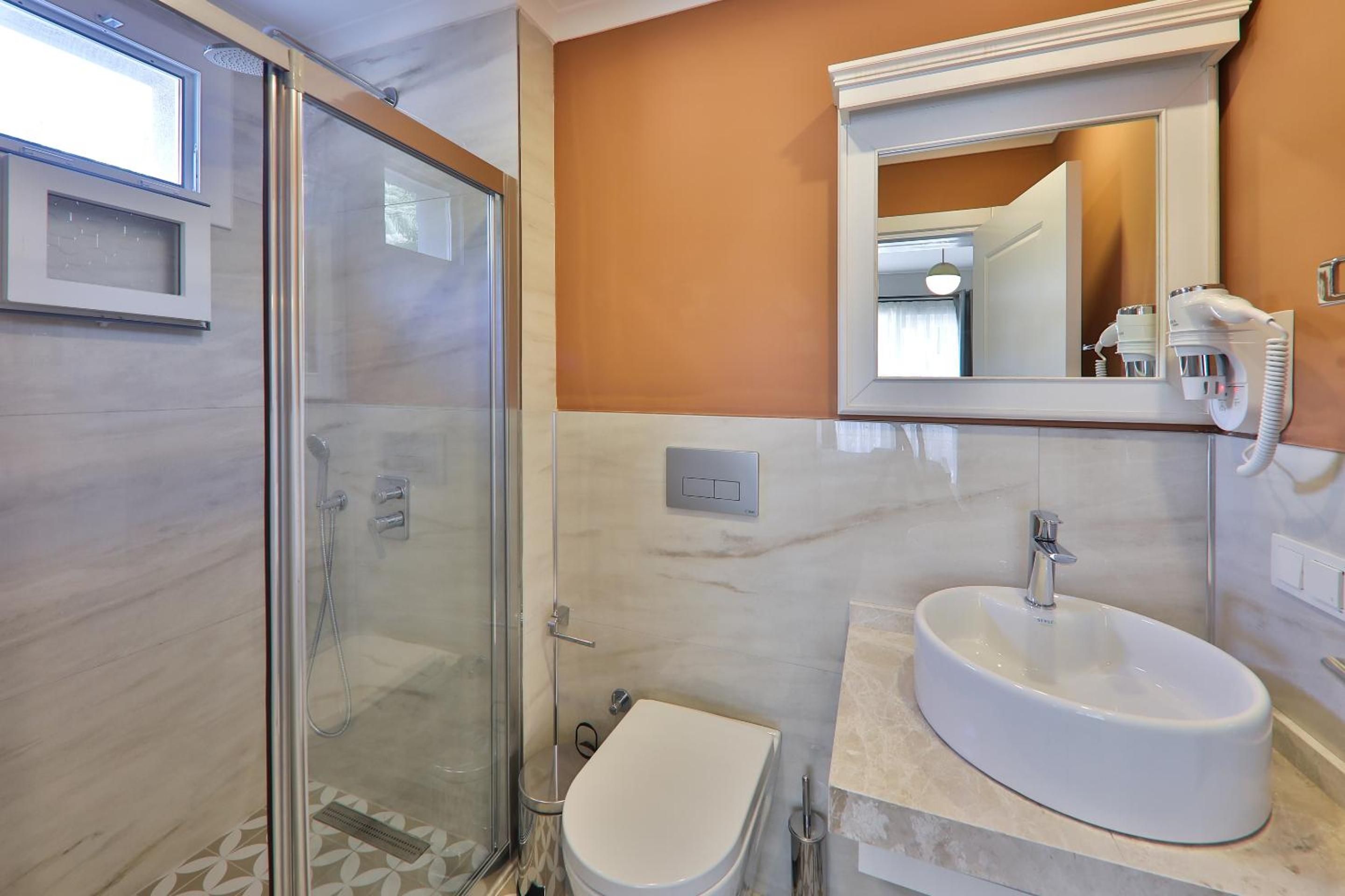 Double Room with Balcony and Sea View - Photo 9