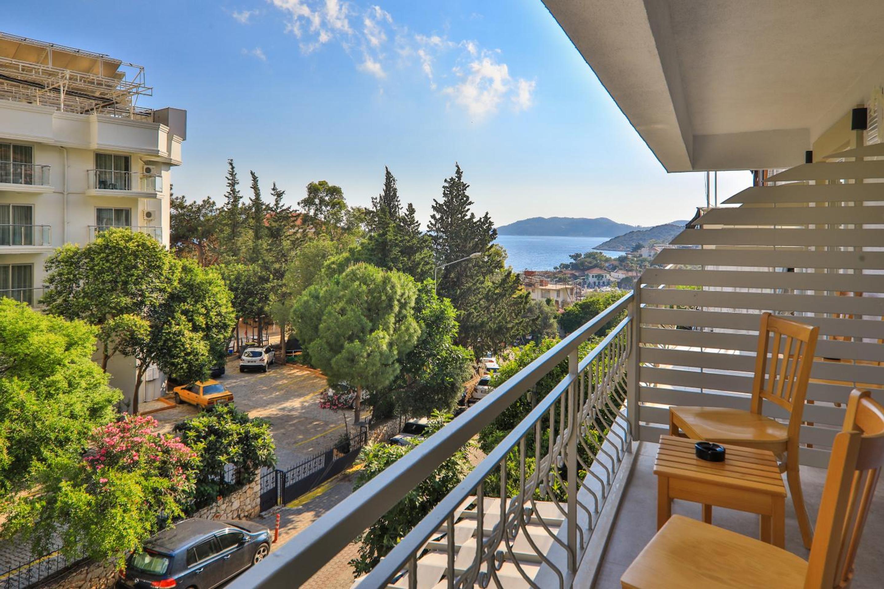 Double Room with Balcony and Sea View - Photo 8