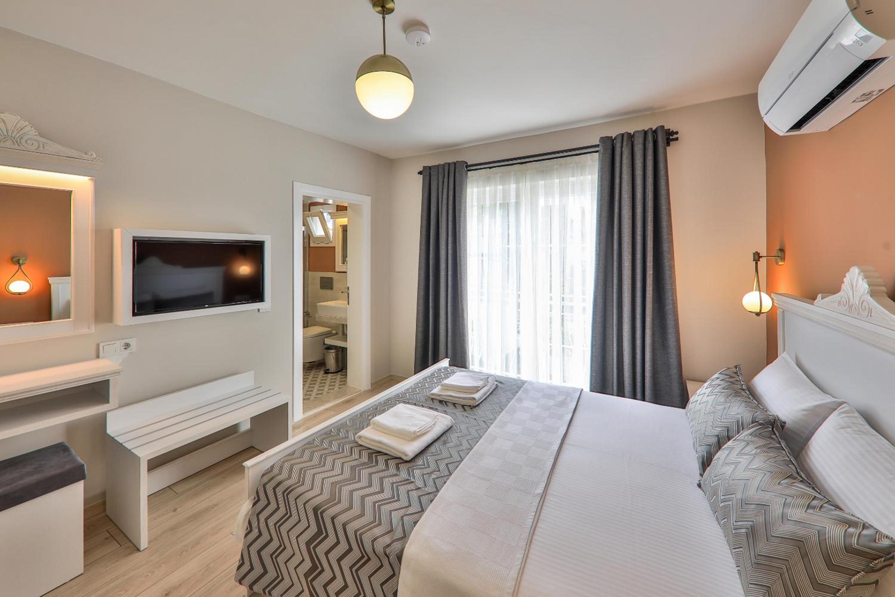 Double Room with Balcony and Sea View - Photo 5