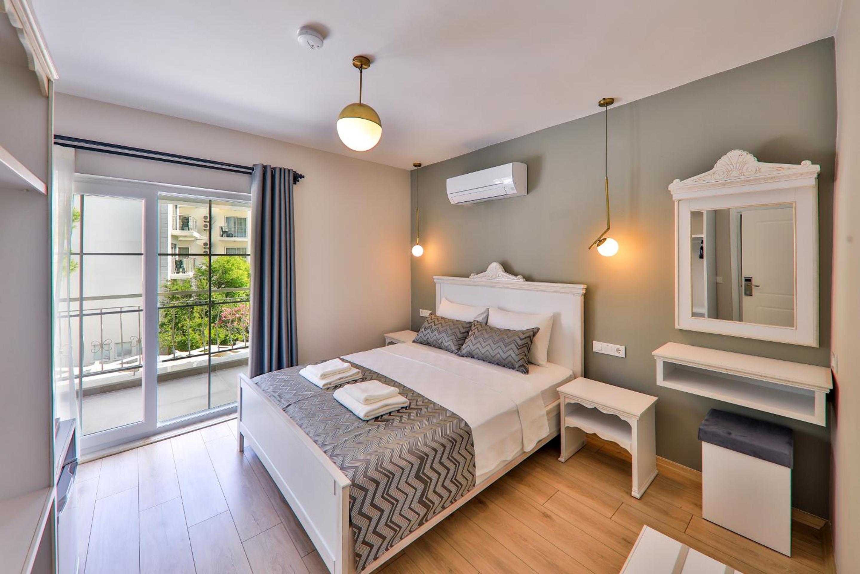 Double Room with Balcony and Sea View - Photo 4