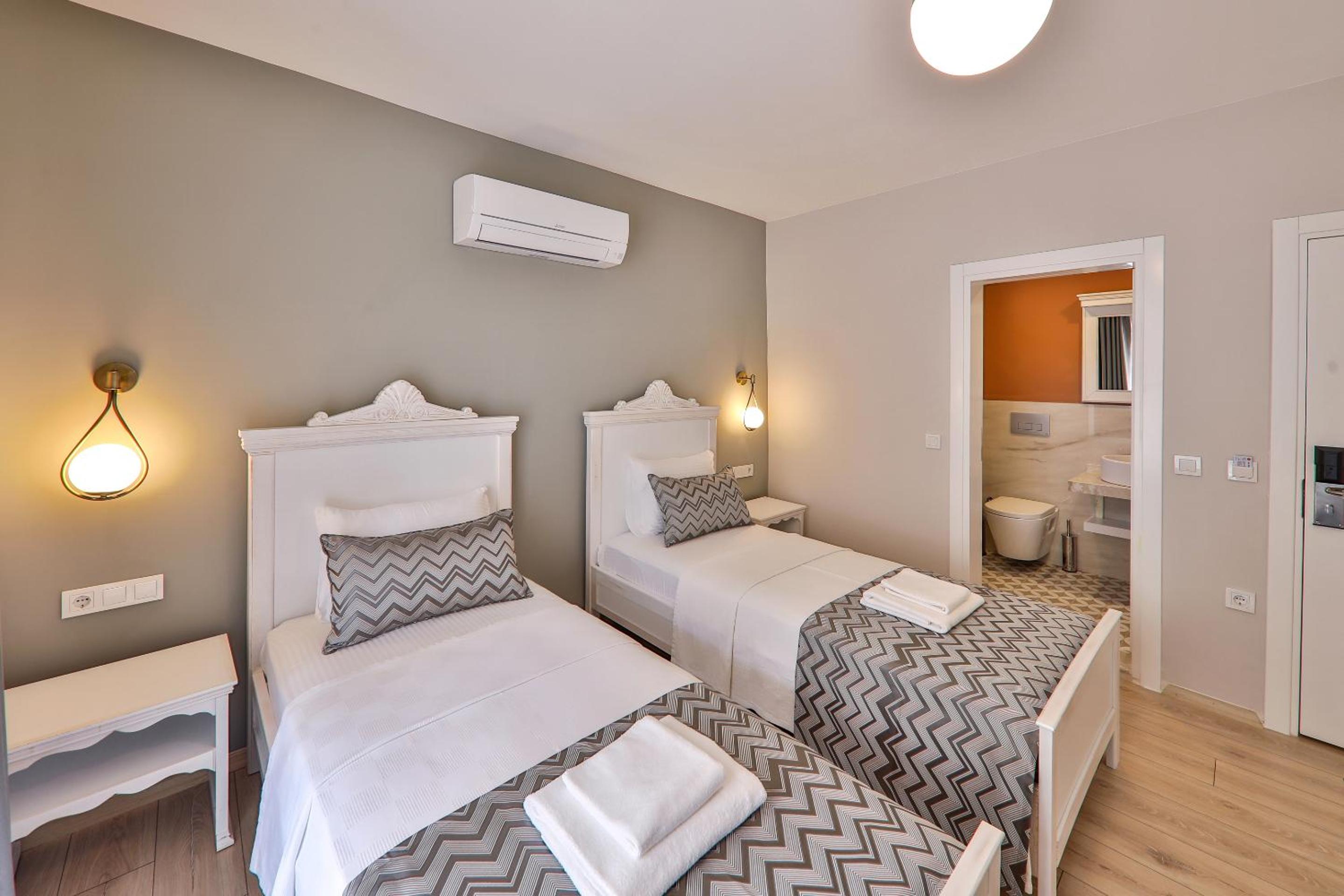 Twin Room with Mountain View - Photo 2