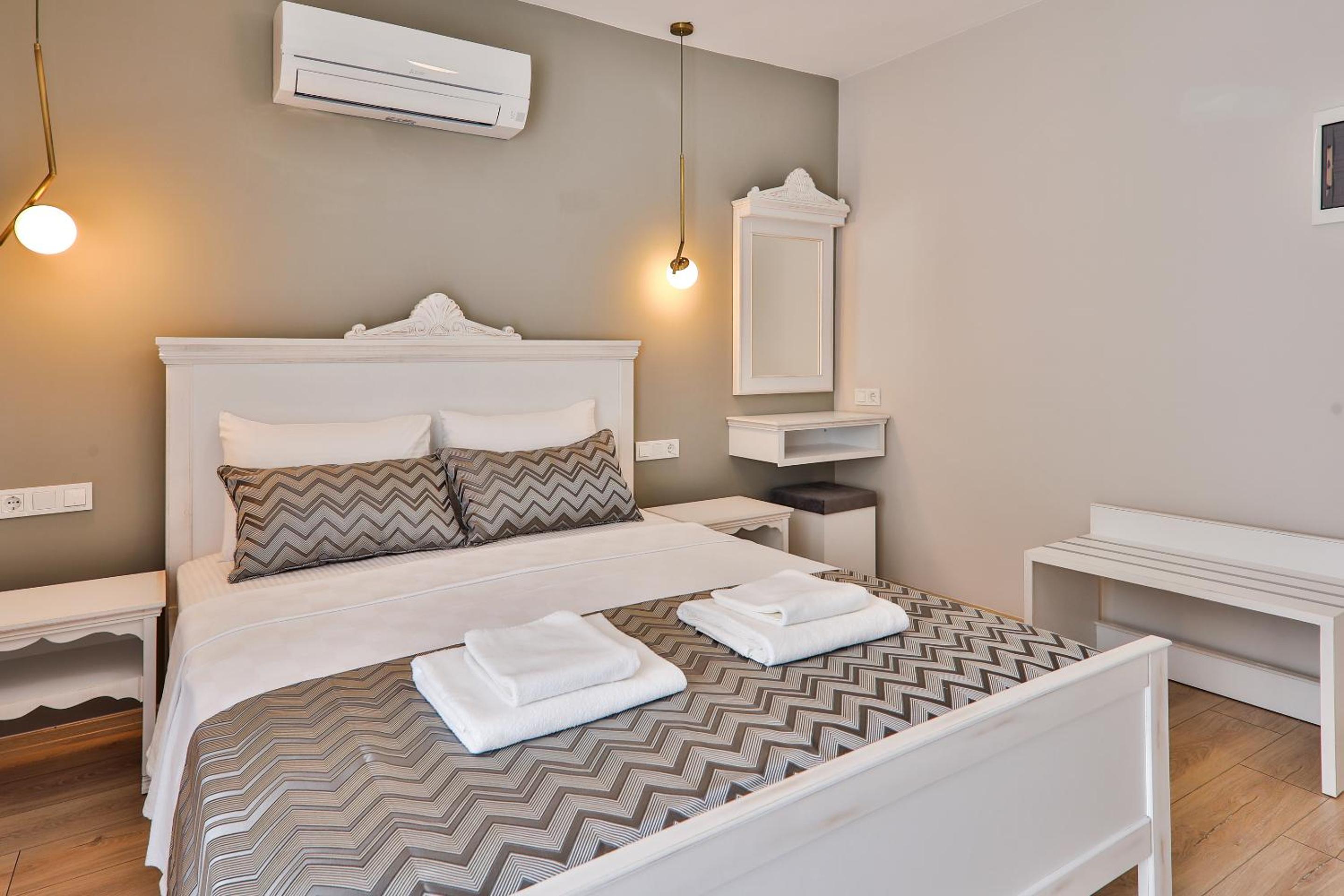 Double Room with Balcony and Sea View - Photo 3