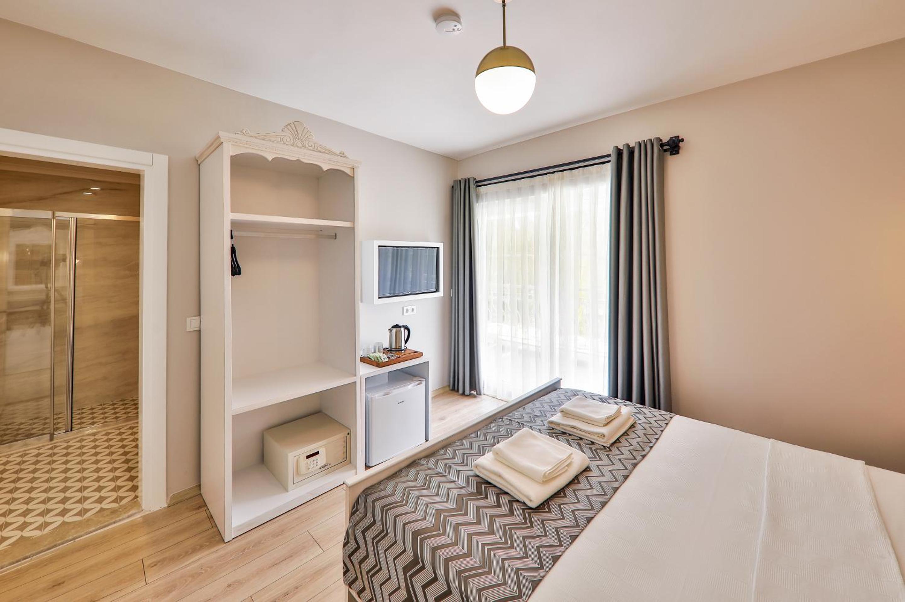 Double Room with Balcony and Sea View - Photo 2