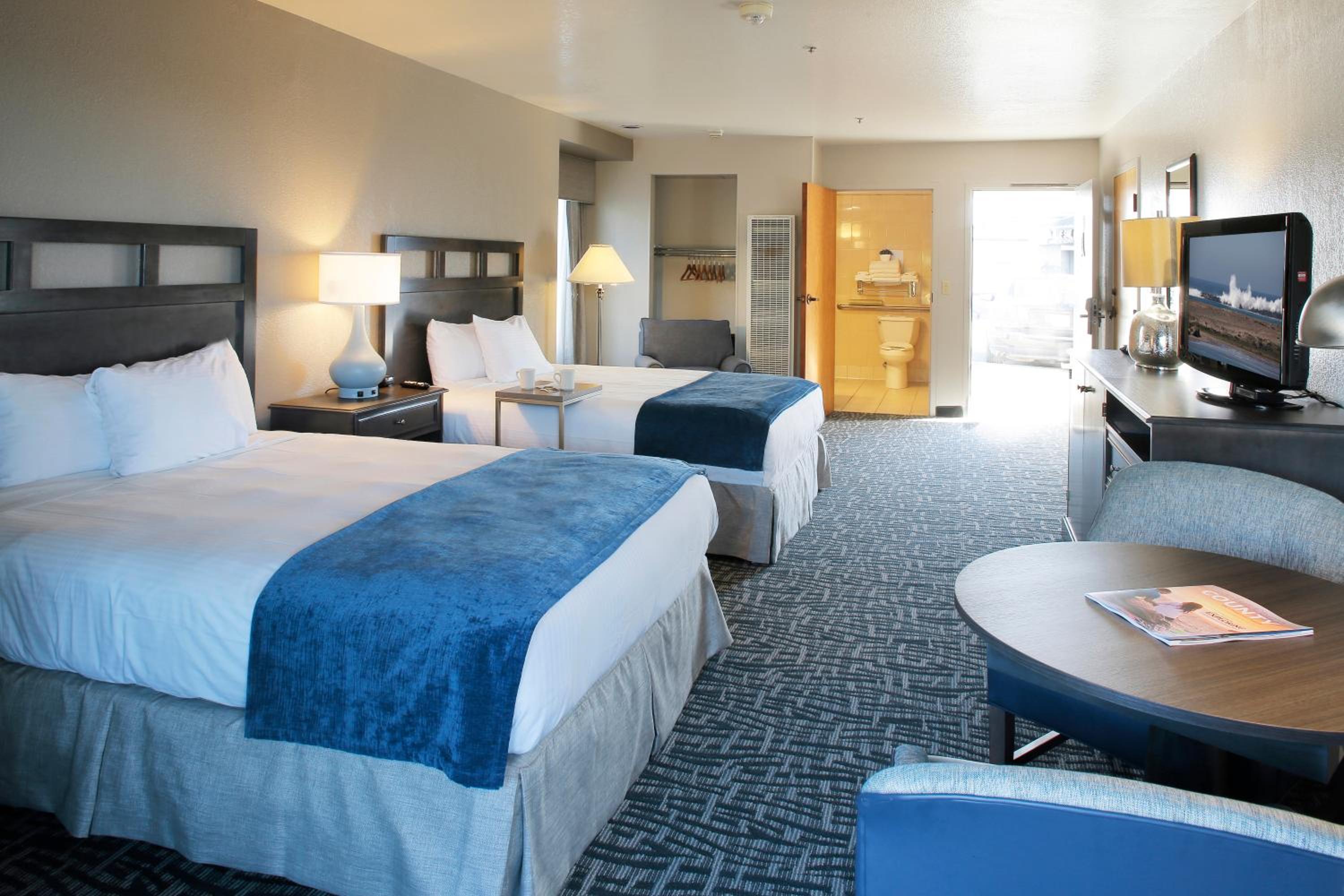 Queen Room with 2 Queen Beds with Partial Sea View - Disability Access - Photo 1