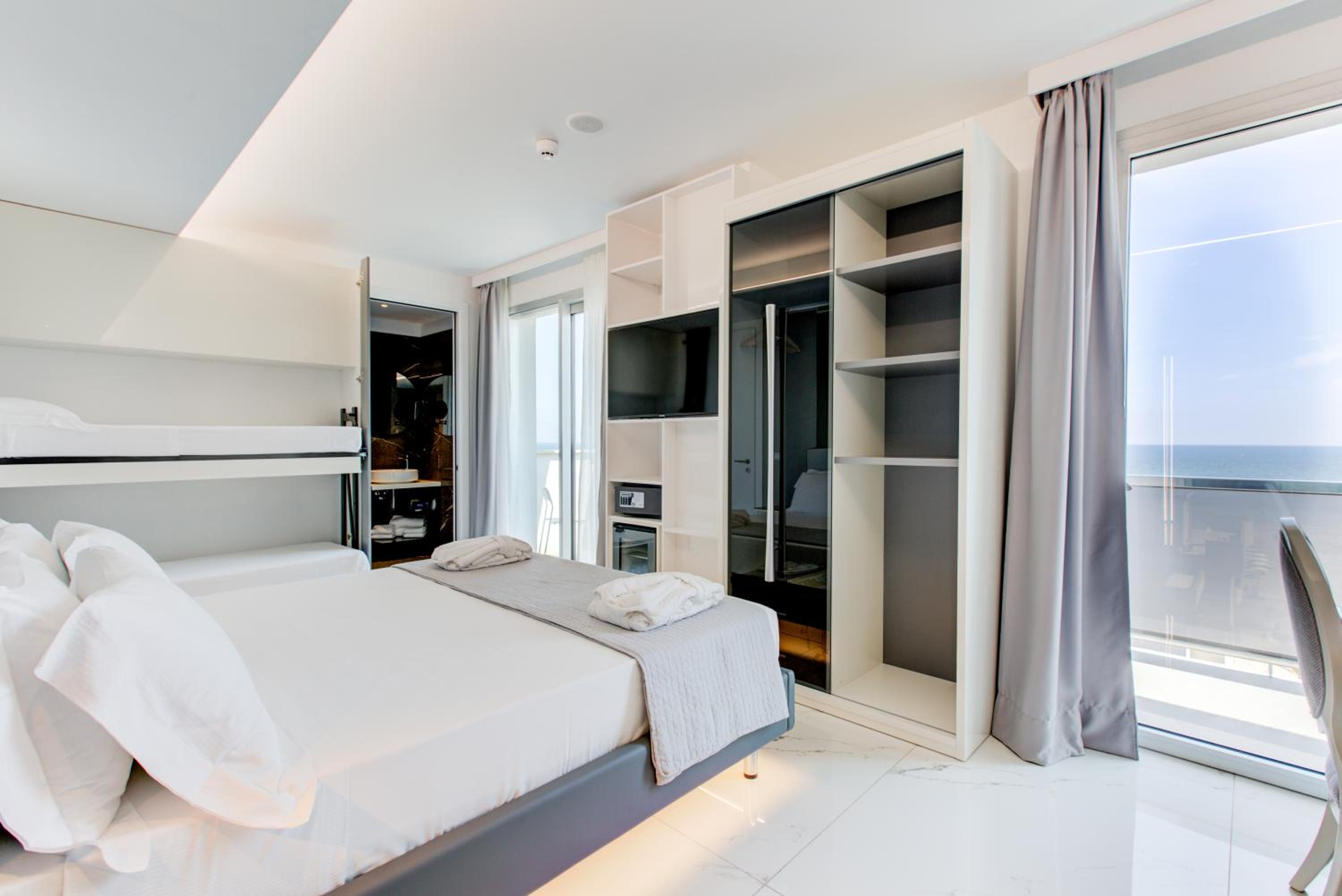 Junior Suite with Sea View with Spa access - Photo 2