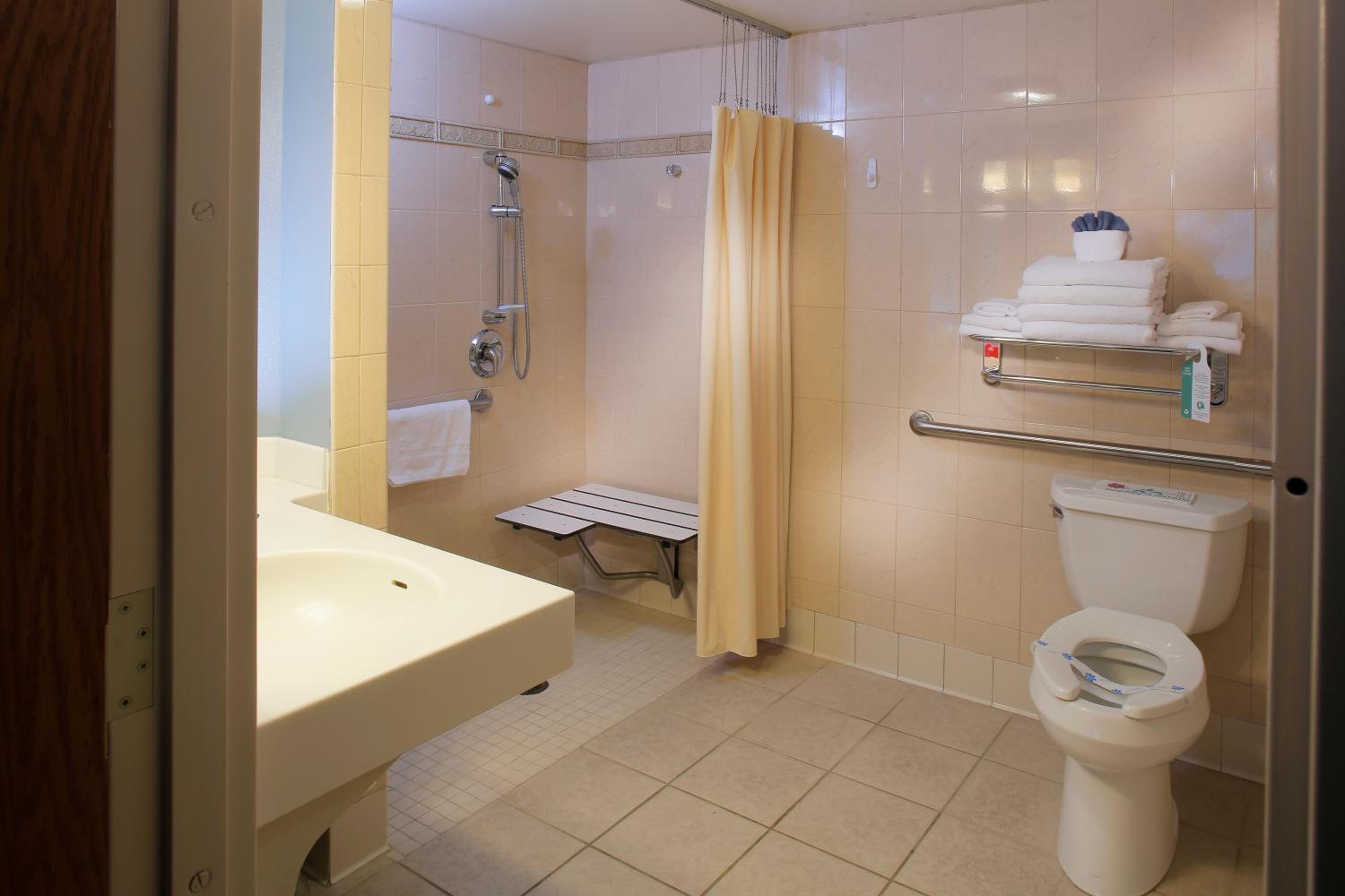 Queen Room with 2 Queen Beds with Partial Sea View - Disability Access - Photo 2