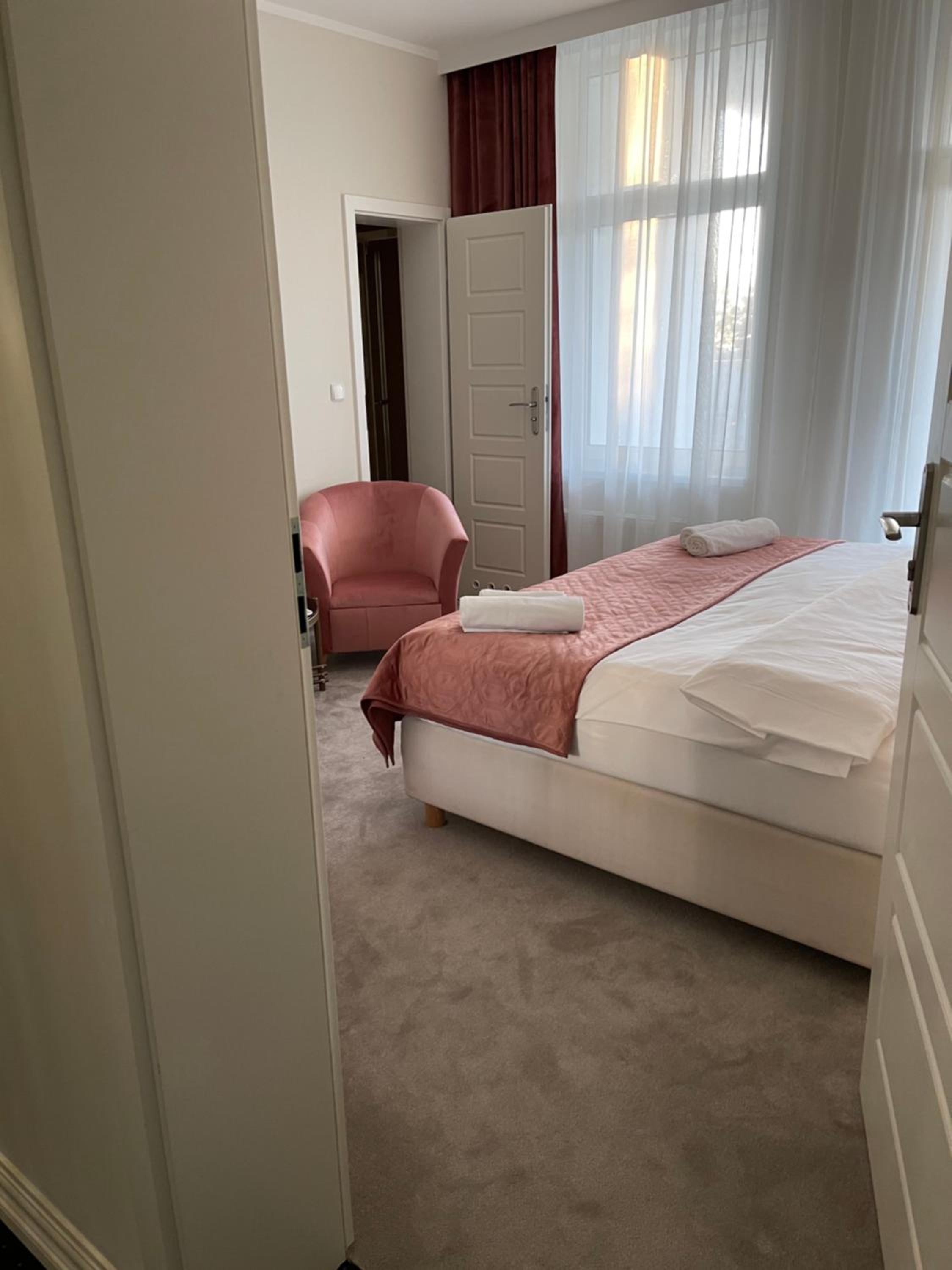 Double Room with Balcony - Photo 3