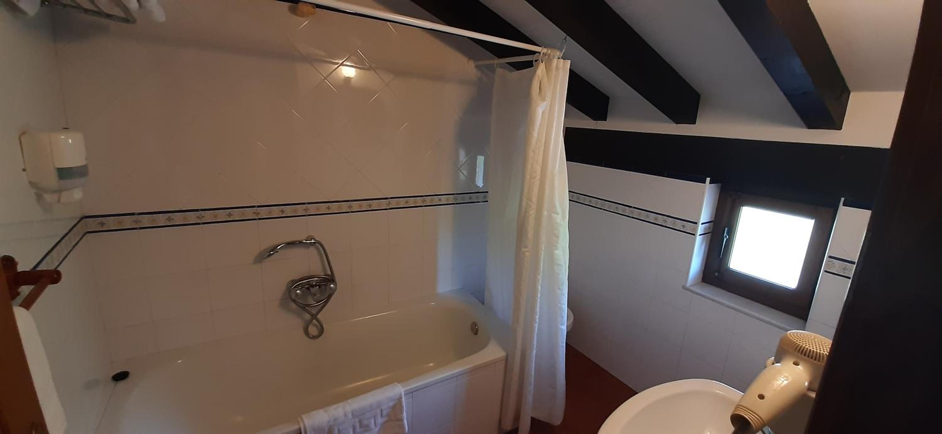 Basic Double or Twin Room - Photo 7