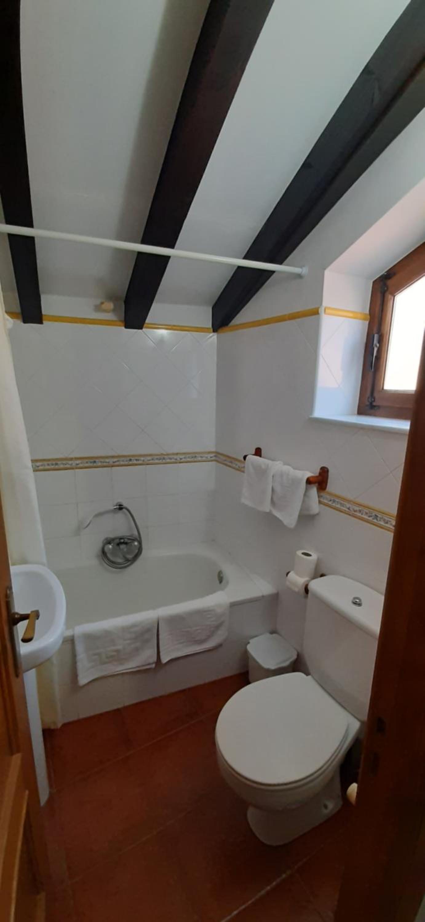 Basic Double or Twin Room - Photo 9