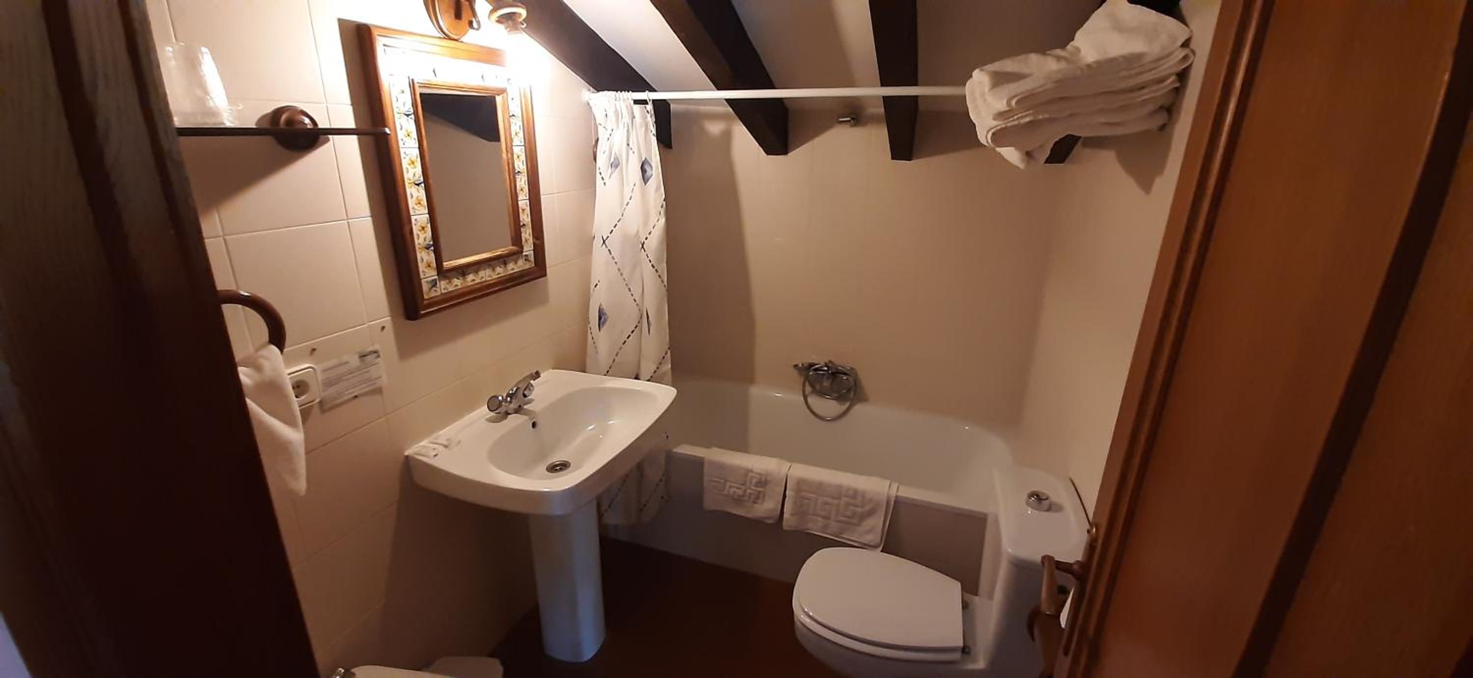 Basic Double or Twin Room - Photo 6
