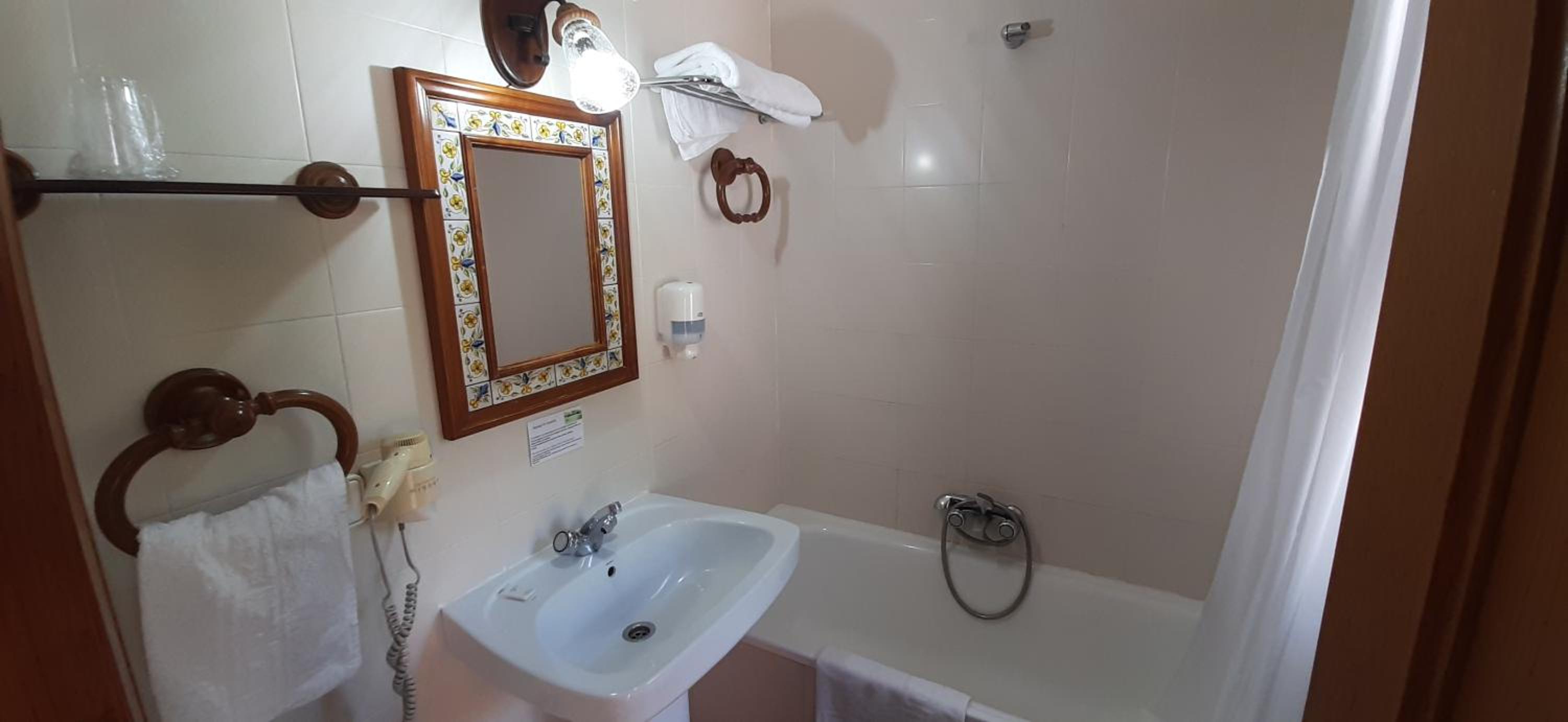 Basic Double or Twin Room - Photo 5
