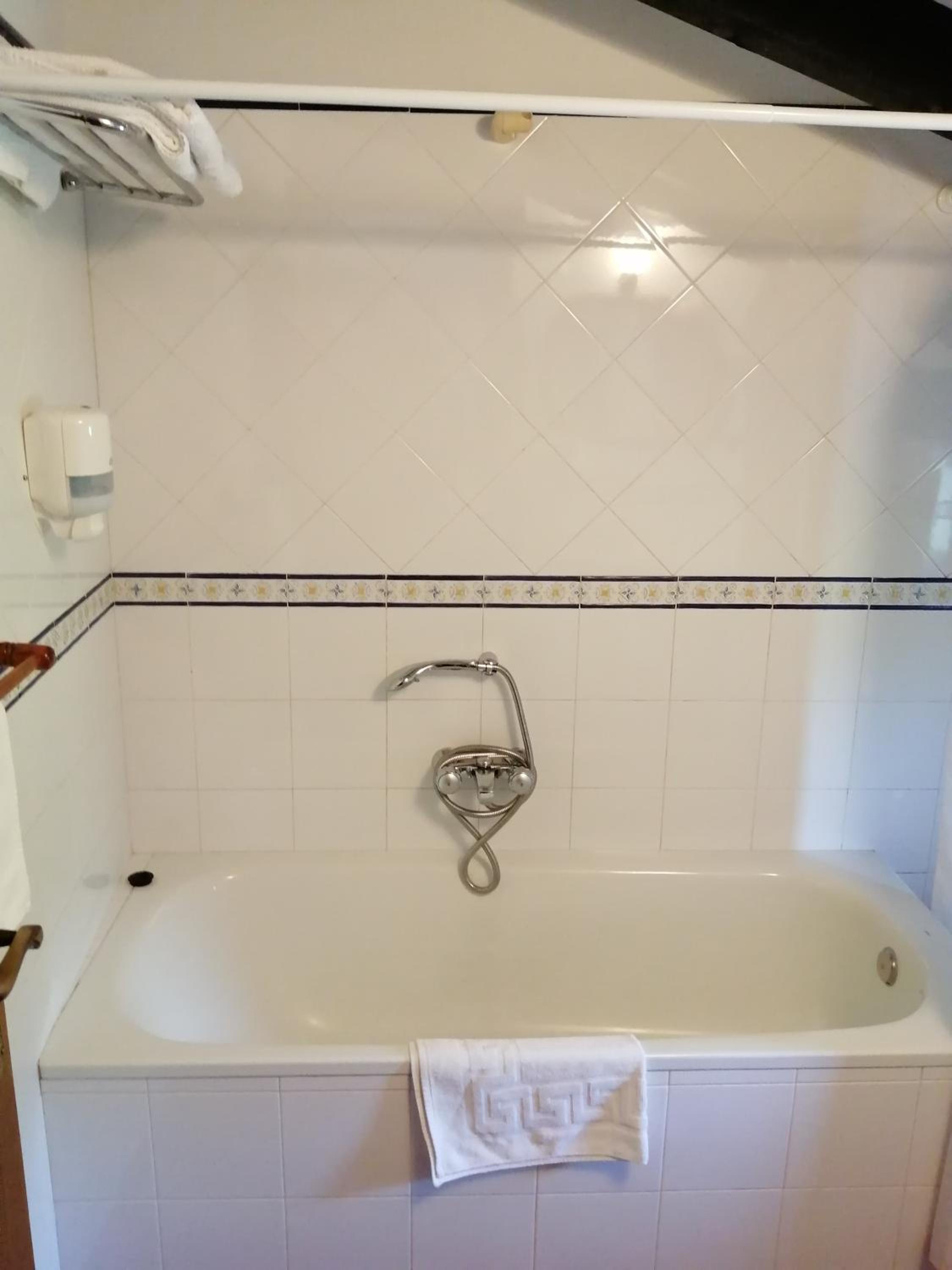 Basic Double or Twin Room - Photo 11