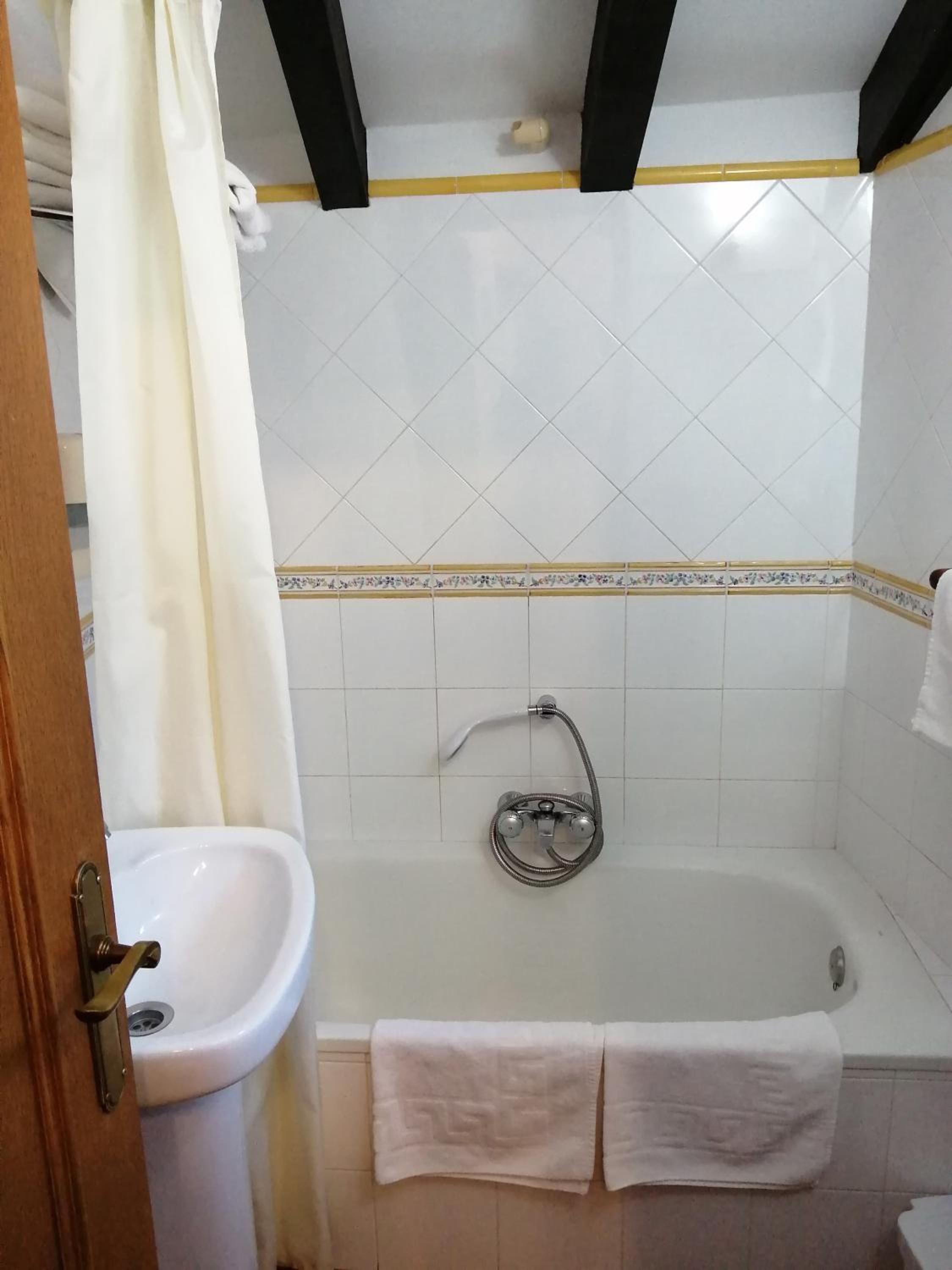 Basic Double or Twin Room - Photo 2