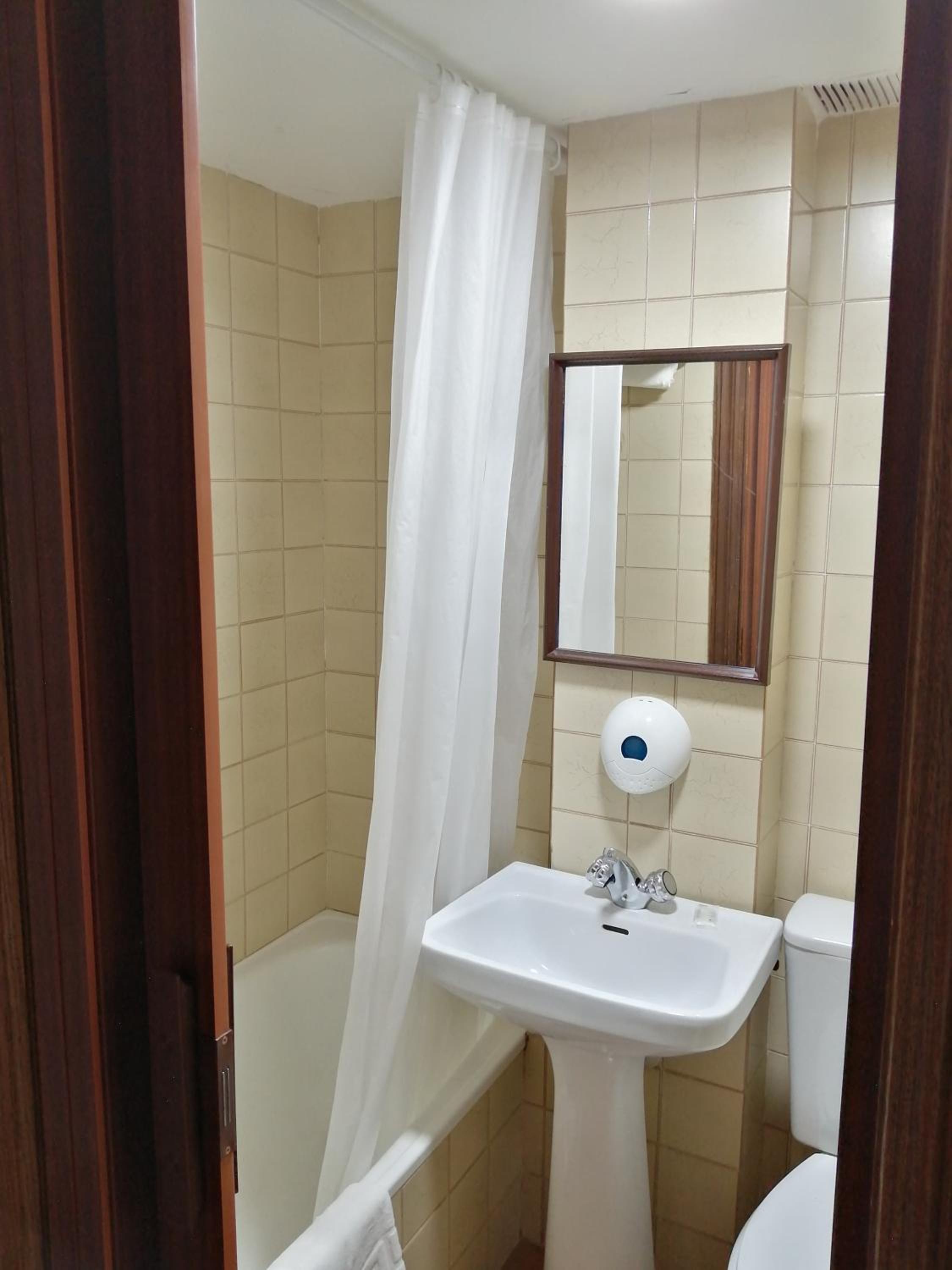 Budget Double or Twin Room - Photo 3