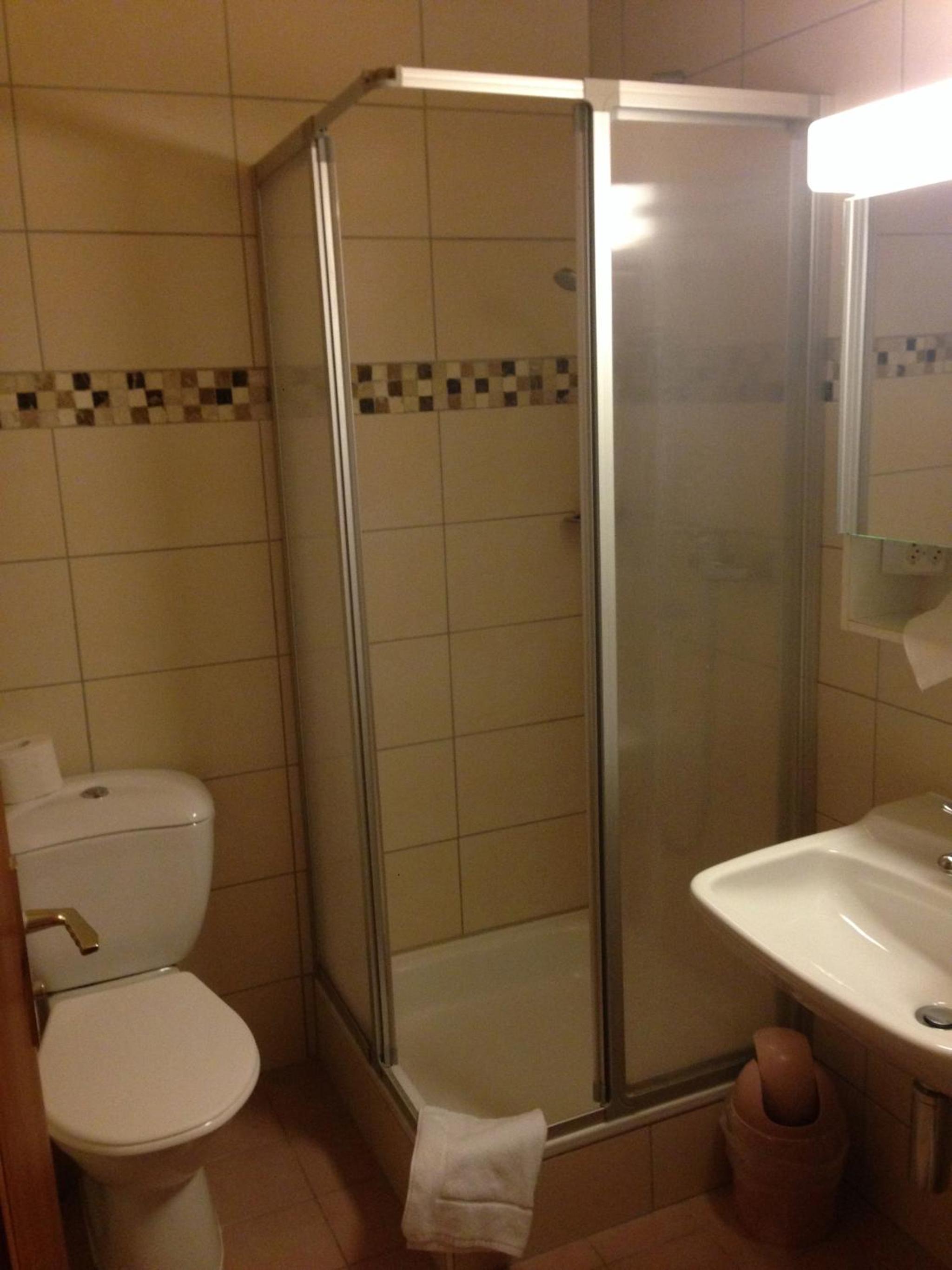 Corner Twin Room with Balcony - Photo 2