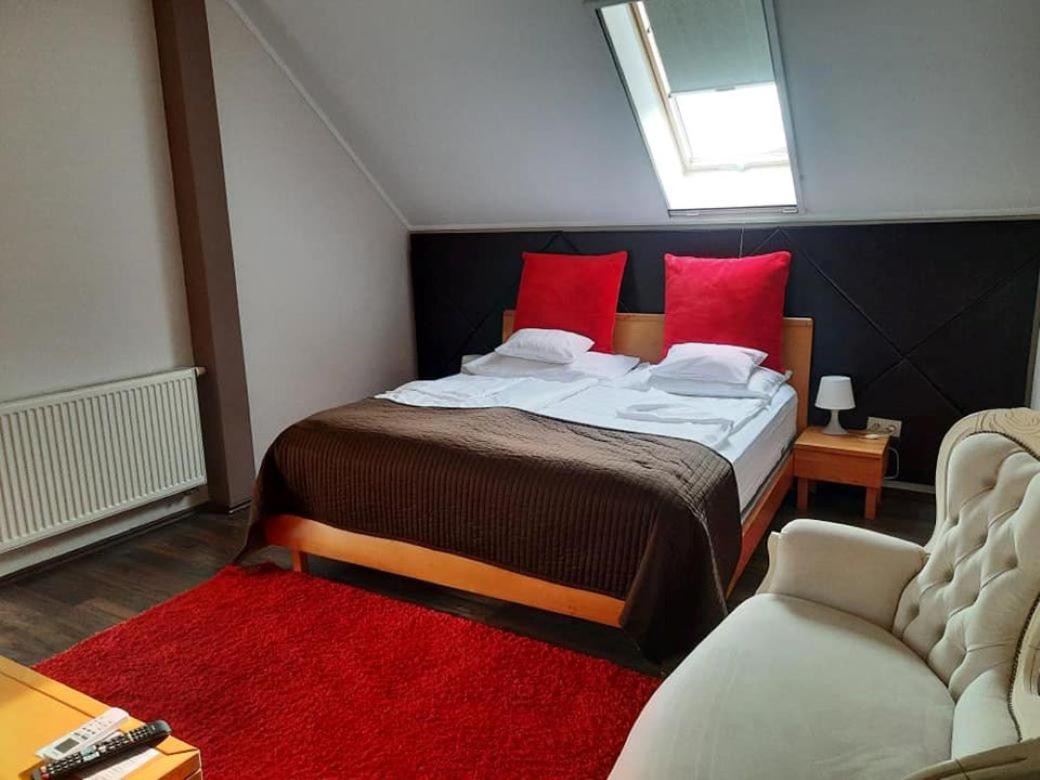 Queen Room with Balcony - Photo 3