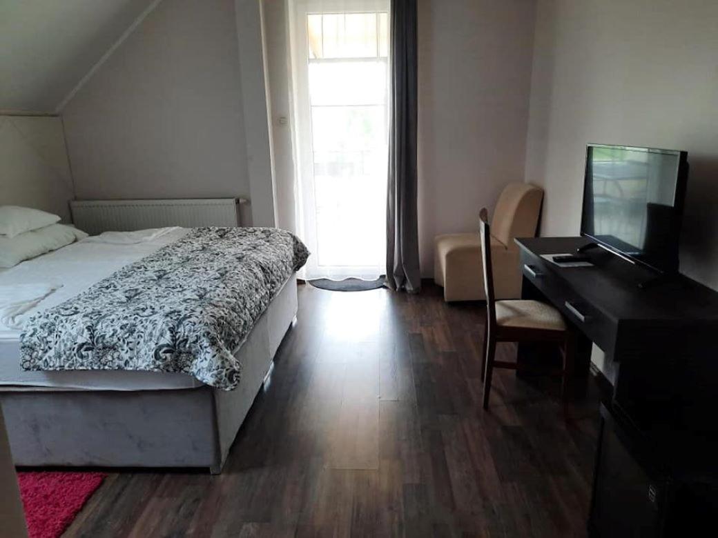 Twin Room with Balcony - Photo 3