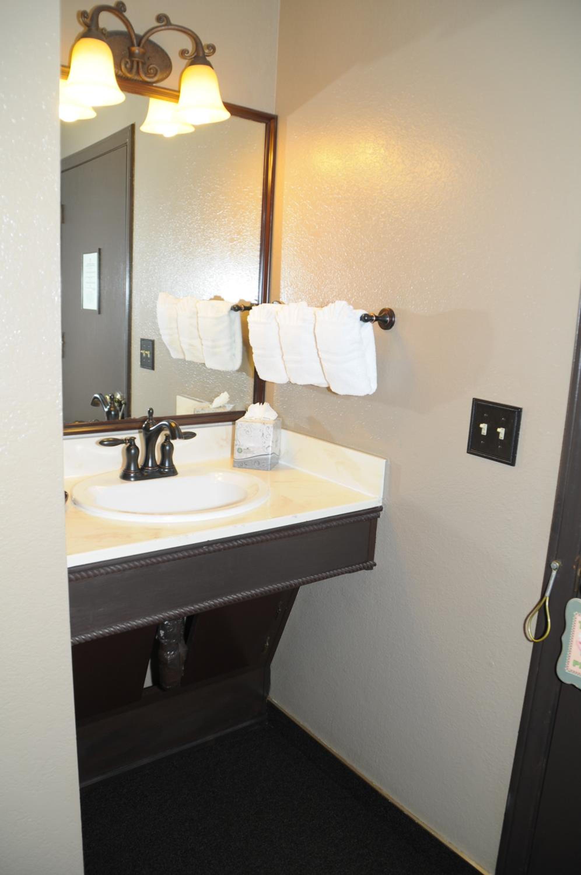 Deluxe Queen Room with Two Queen Beds photo 3